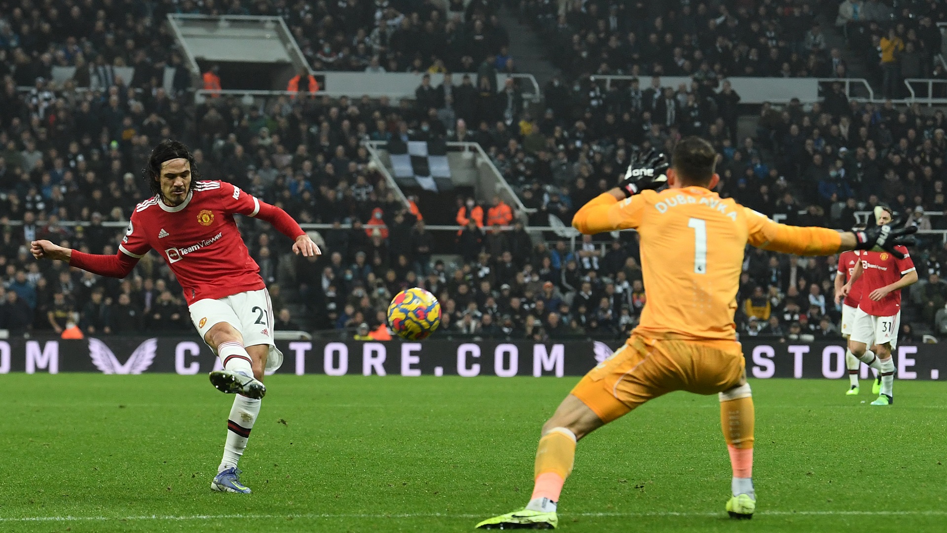 صورة بعنوان: مانشستر يونايتد ينجو من السقوط أمام نيوكاسل بالدوري الإنجليزي 
