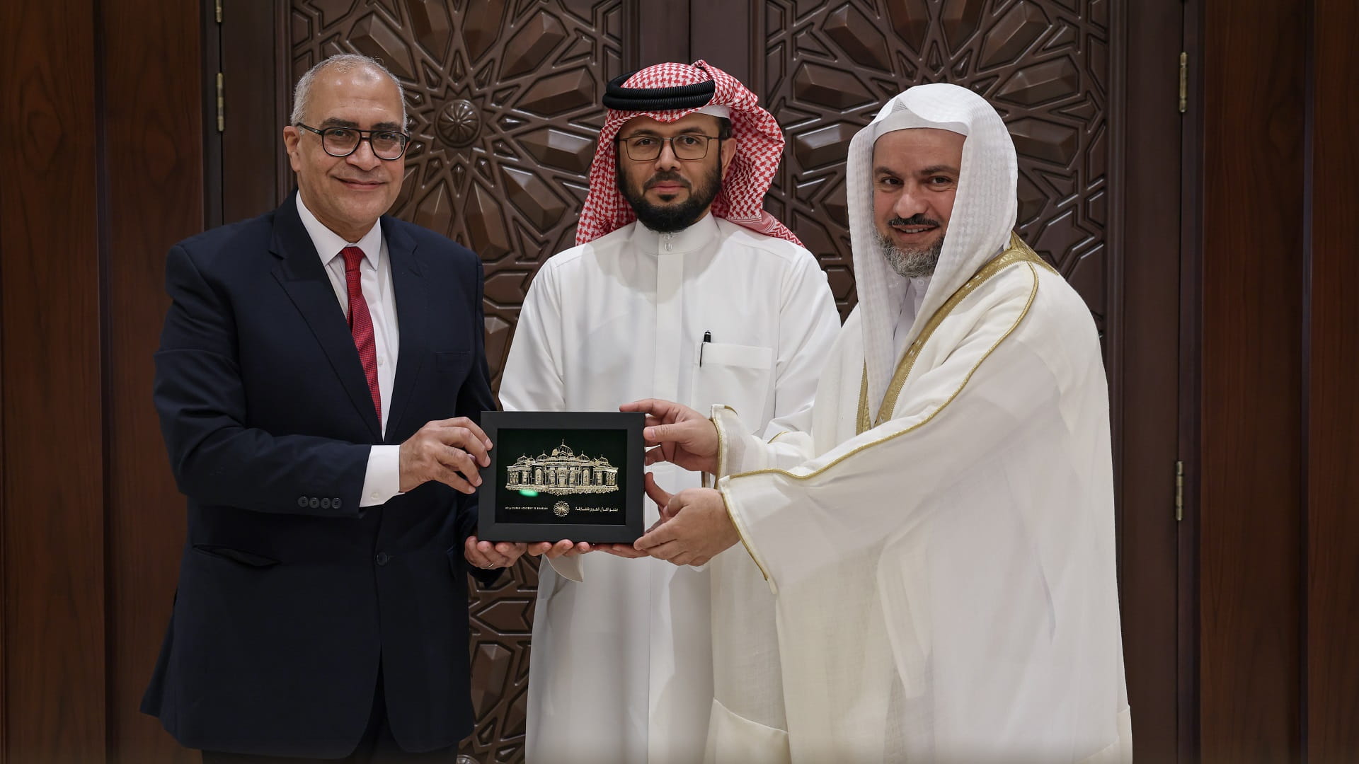 صورة بعنوان: مجمع القرآن الكريم بالشارقة يستضيف نجل القارئ محمد صديق المنشاوي 