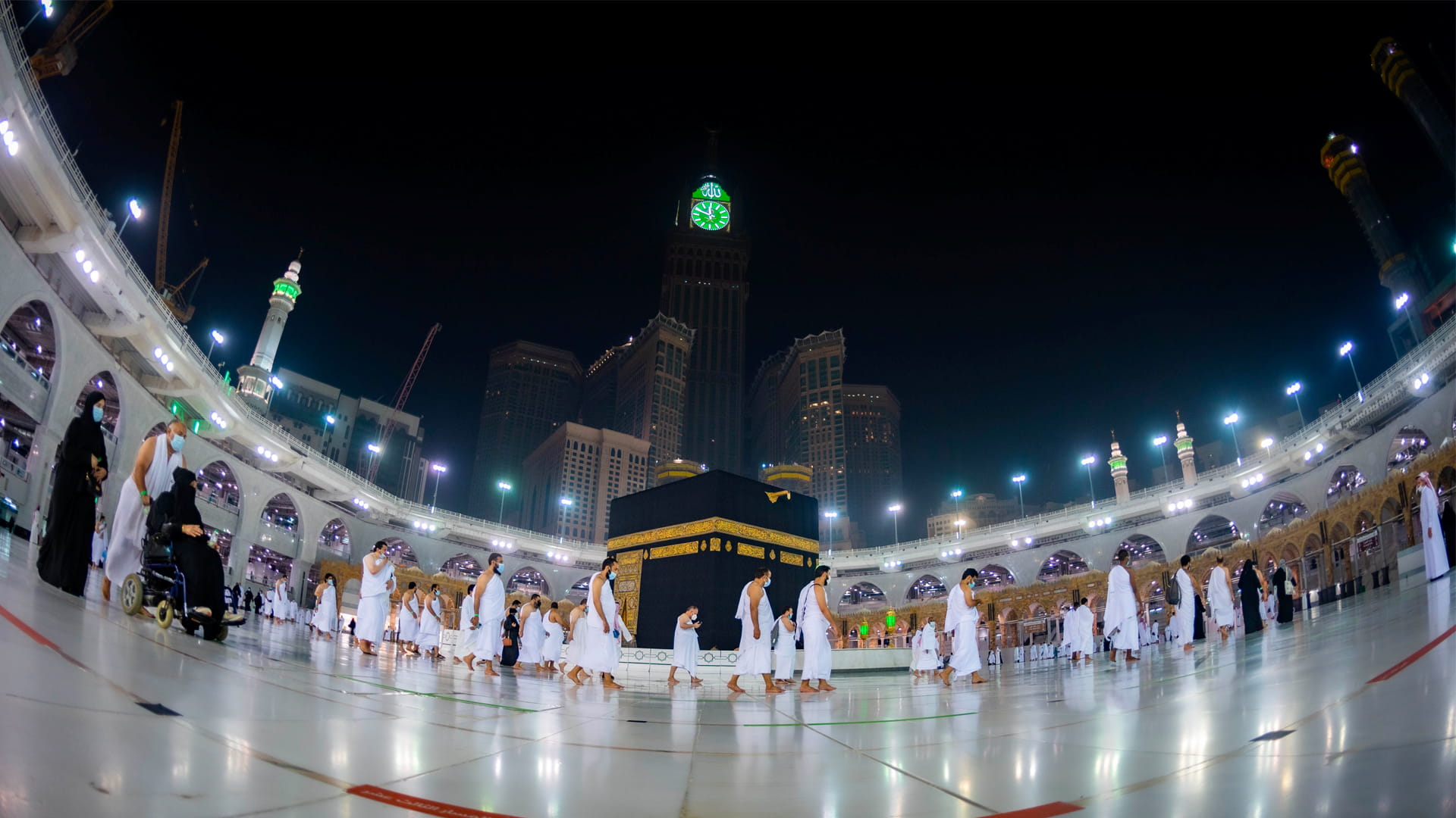 صورة بعنوان: السعودية تعيد تطبيق التباعد الجسدي بالحرمين الشريفين  