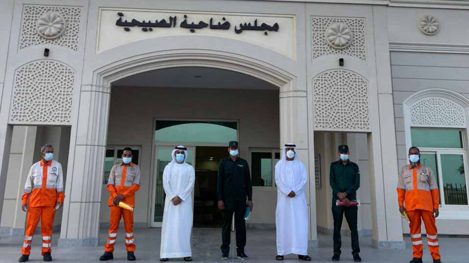 صورة بعنوان: "ضاحية الصبيحية" يُوزع 100 مظلة رأس للعمال في مدينة خورفكان 