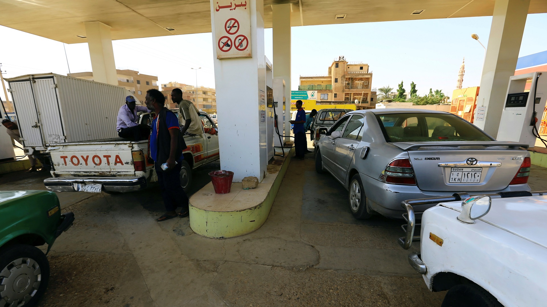 صورة بعنوان: السودان يزيد أسعار الوقود للمرة الأولى بعد رفع الدعم 