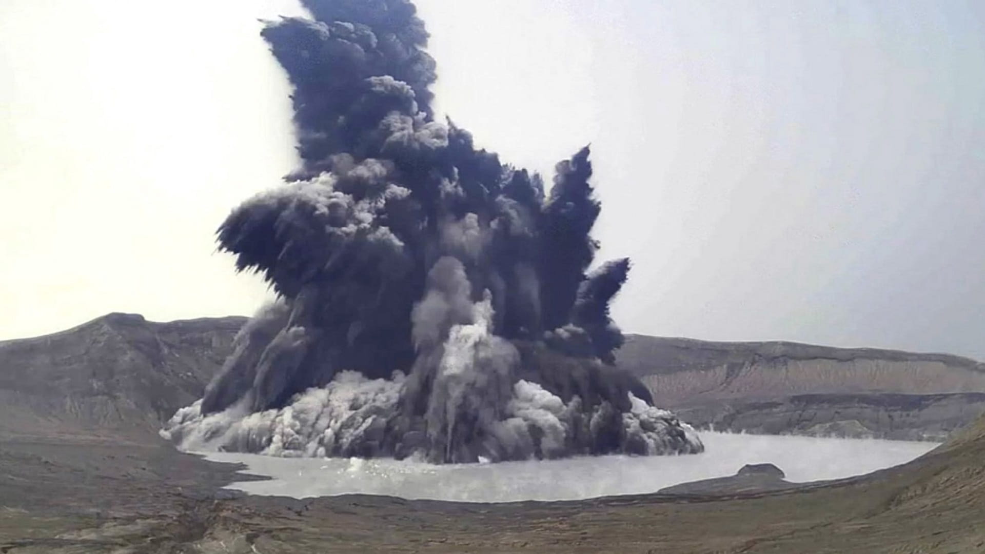 صورة بعنوان: بركان "تال" ينشط مره أخرى في الفلبين والسلطات تجلي السكان 