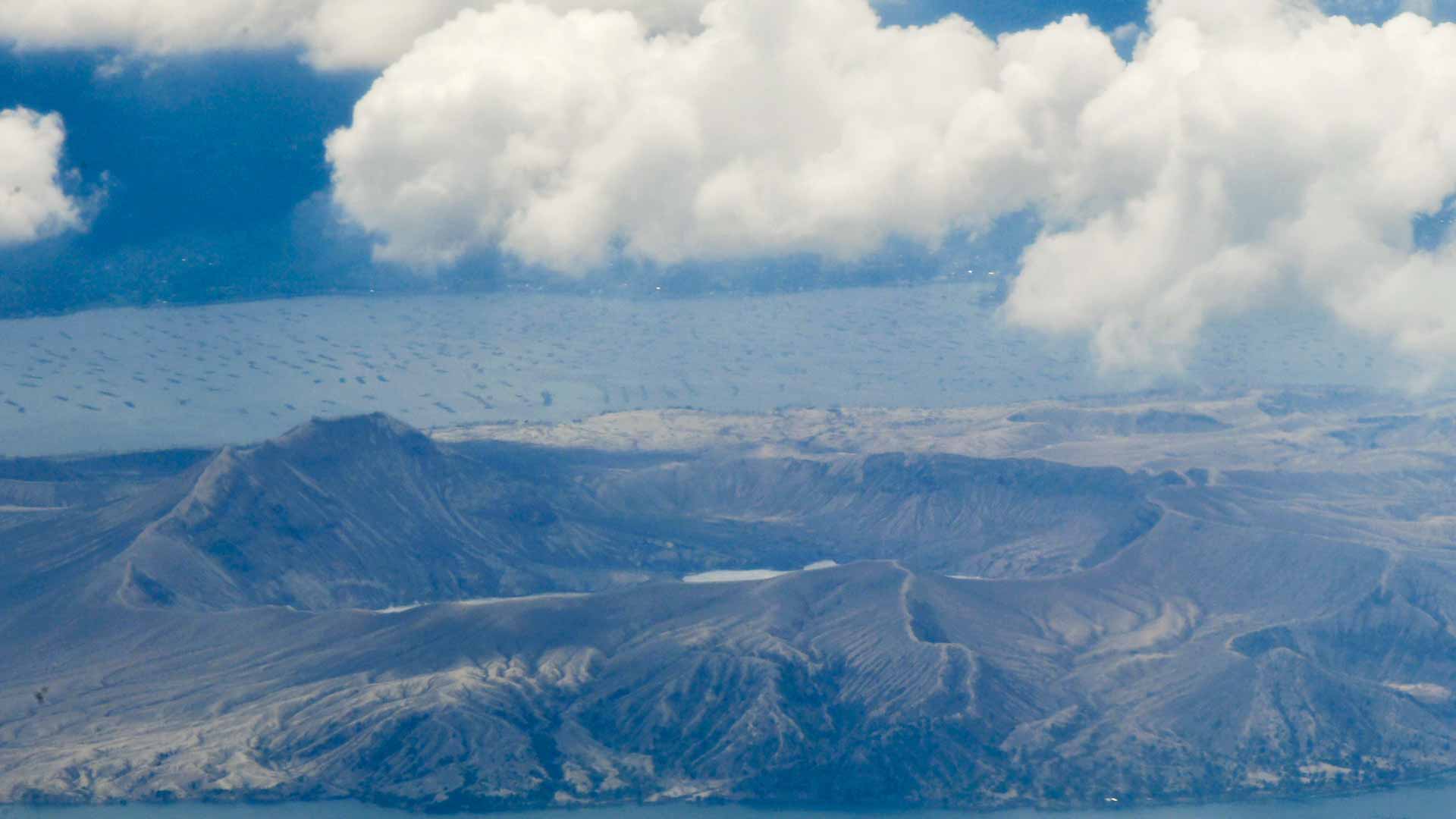 Image for the title: More than 2,000 flee as Philippine volcano spews toxic gas 
