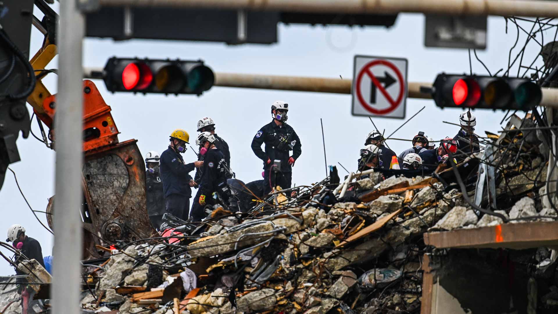 Image for the title: Florida building collapse toll rises to 22 