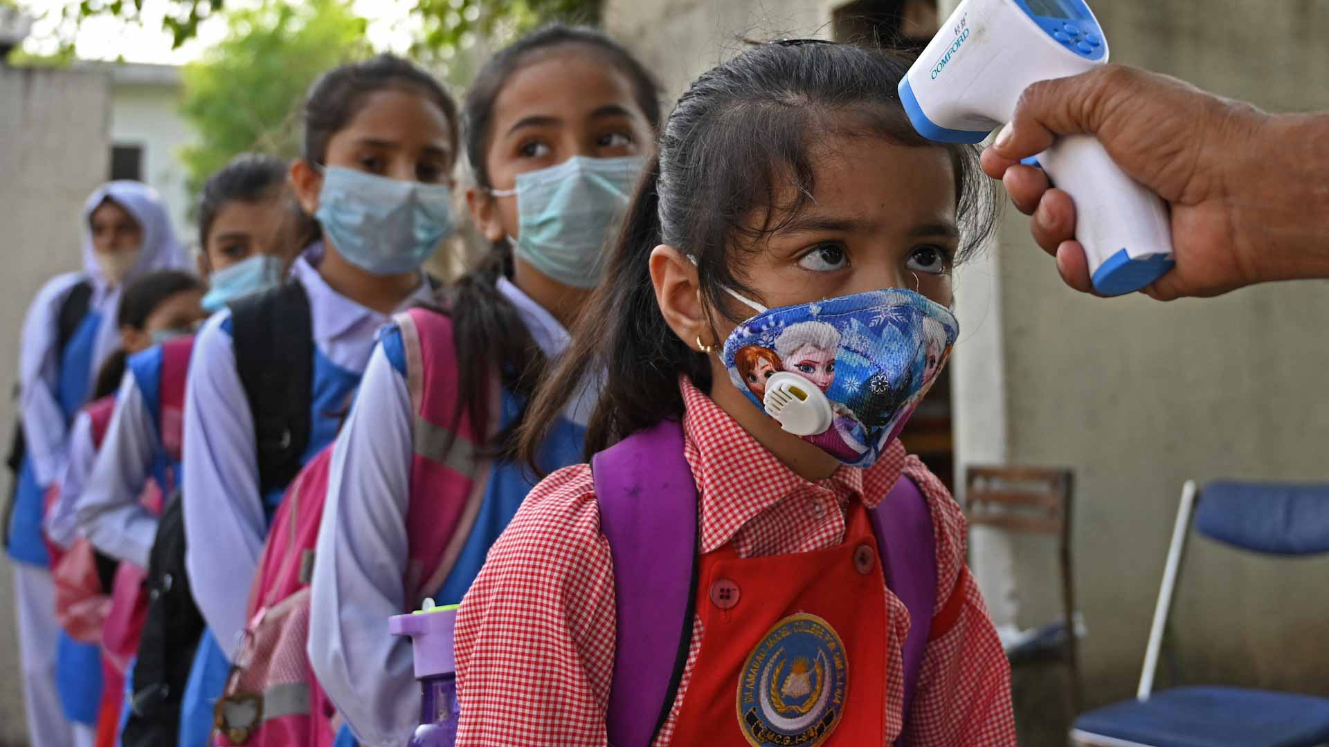 Image for the title: Pakistan suffers 1,400 new COVID-19 cases, 34 deaths 