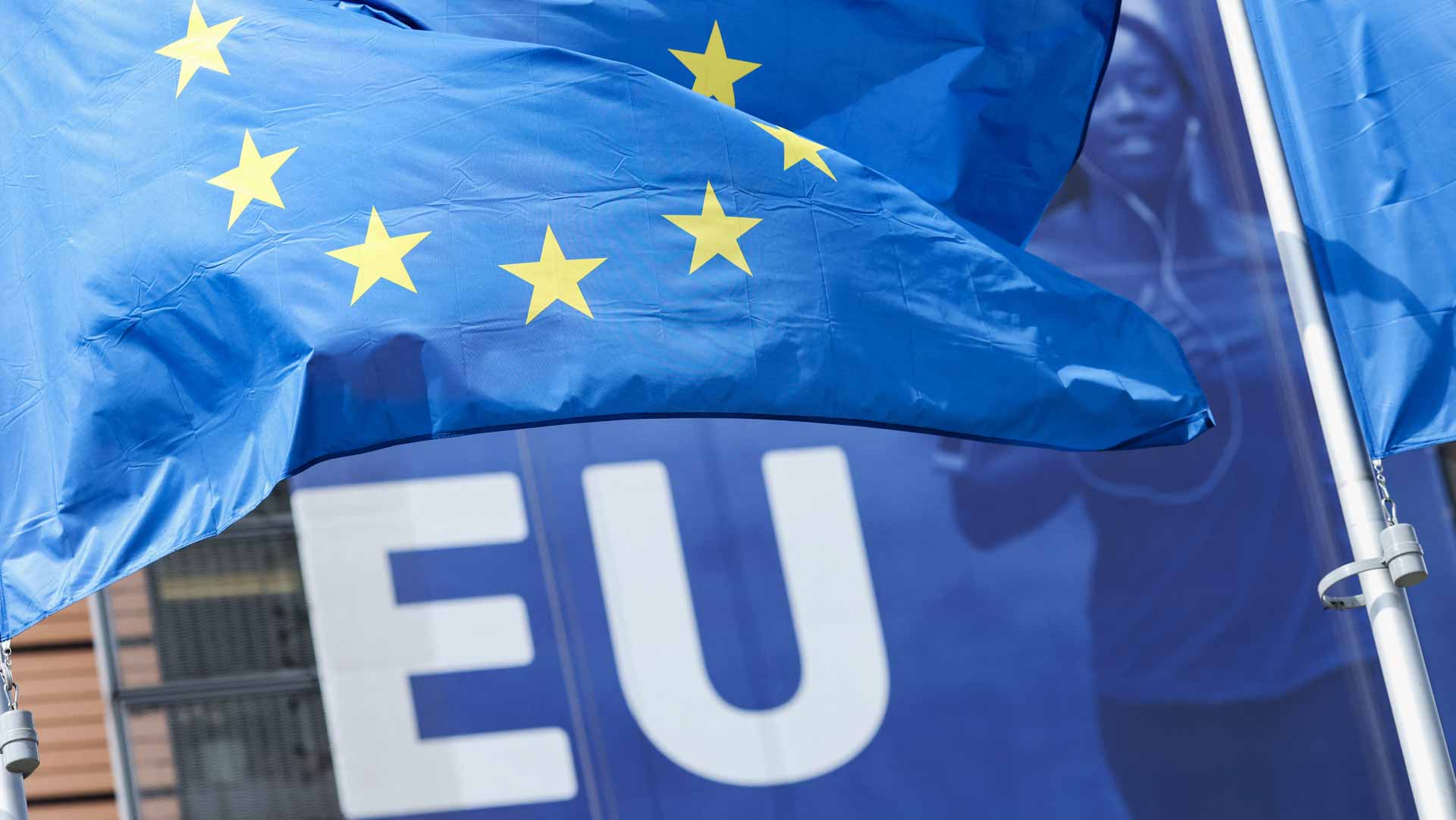 Image for the title: EU deploys assistance for Cyprus as huge forest fire rages 