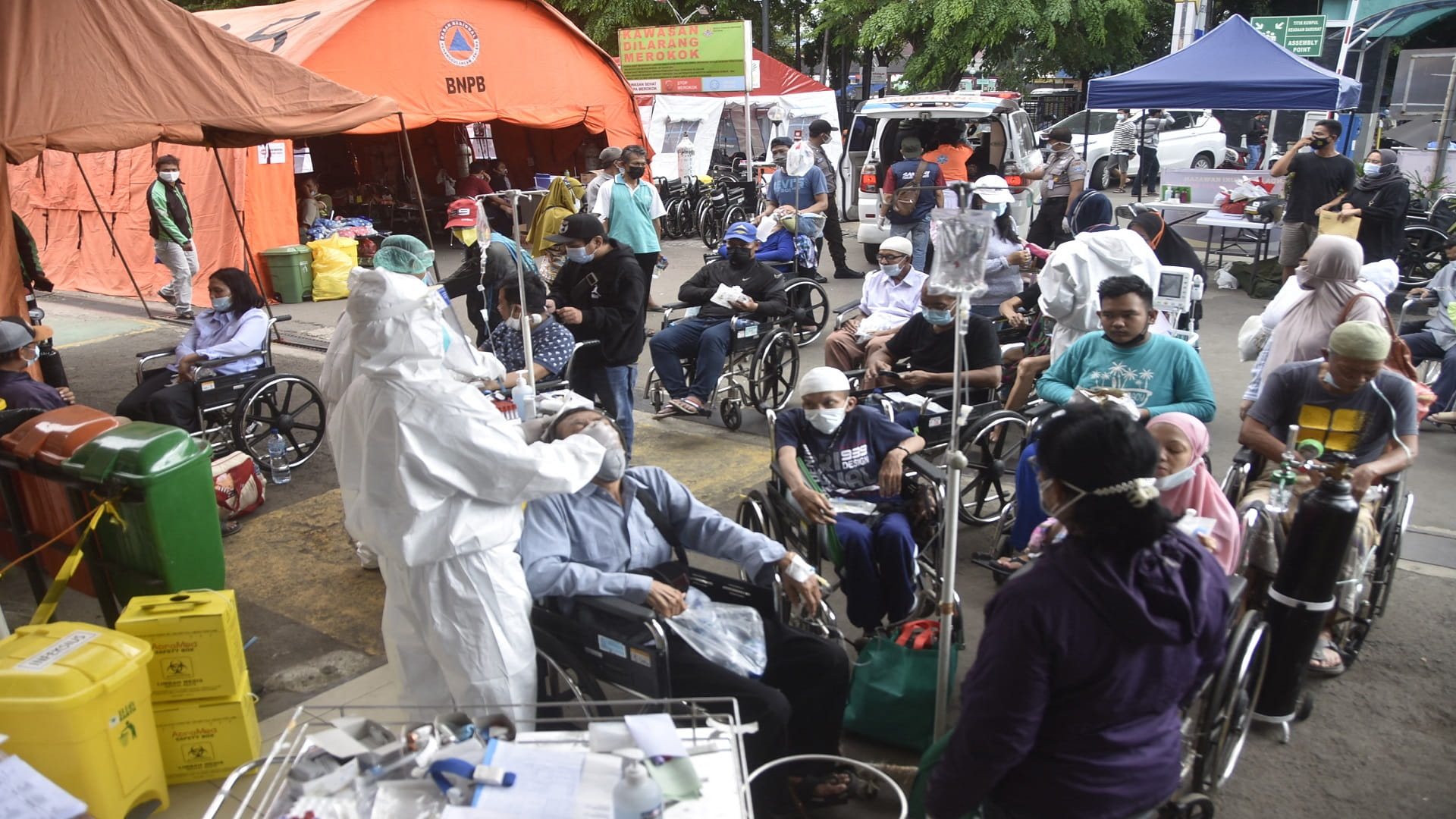 Image for the title: Indonesia turns to telemedicine for COVID-19 as hospitals struggle 