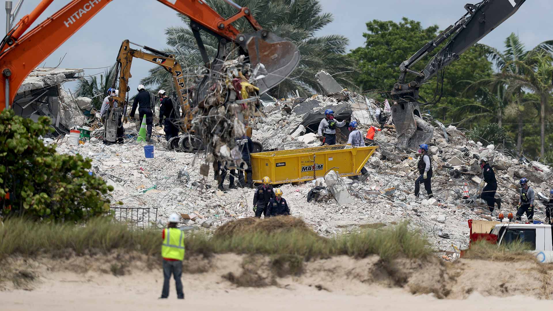 Image for the title: Death toll in Florida building rises to 28, with 117 missing 