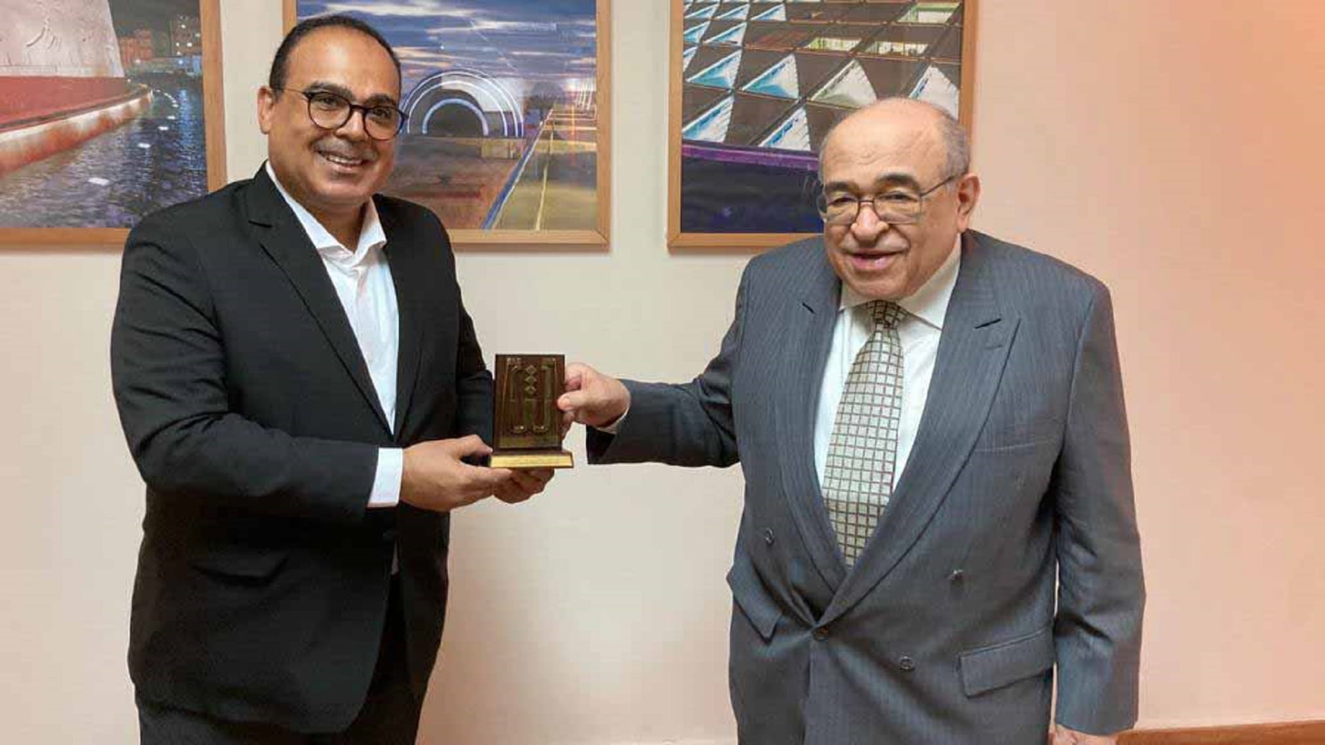 صورة بعنوان: "الشارقة للتراث" يمدّ جسور التواصل والتعاون مع مكتبة الإسكندرية 