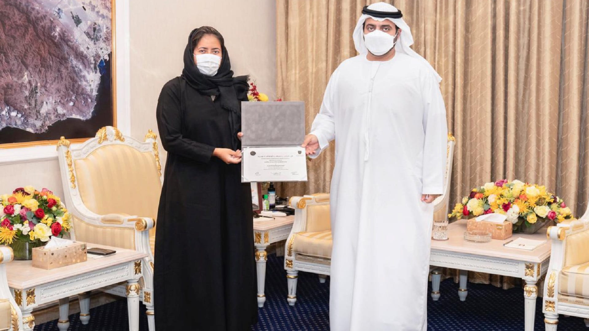 صورة بعنوان: ولي عهد الفجيرة يطلع على مضمون رسالة طالبة في الماجستير 