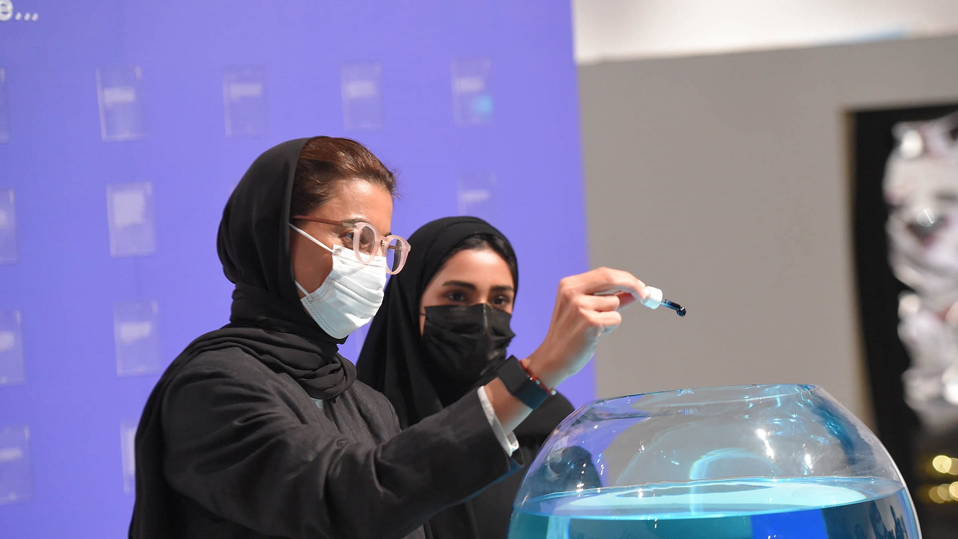 صورة بعنوان: نورة الكعبي تزور المعرض الفني لطالبات جامعة زايد بأبوظبي 