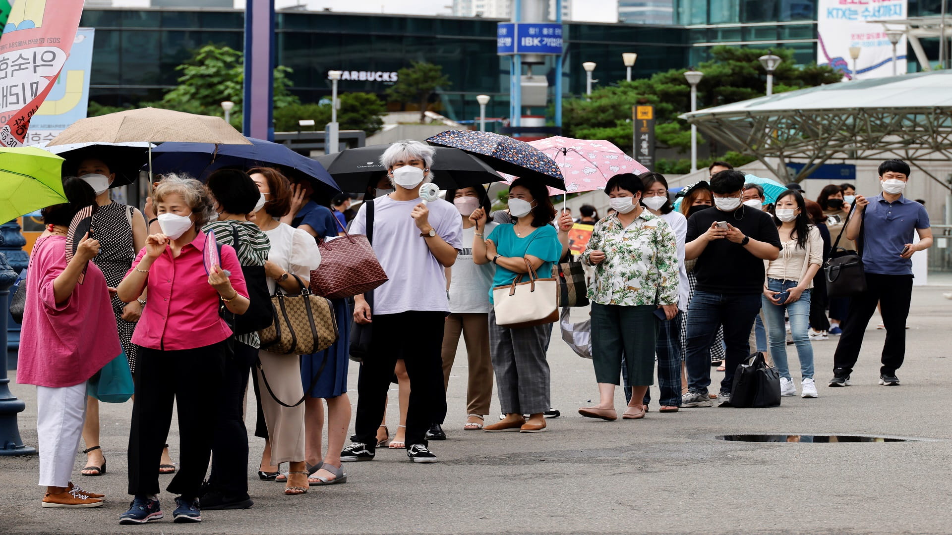 صورة بعنوان: مع ارتفاع الإصابات...كوريا الجنوبية تدرس إعادة تشديد قيود كورونا 