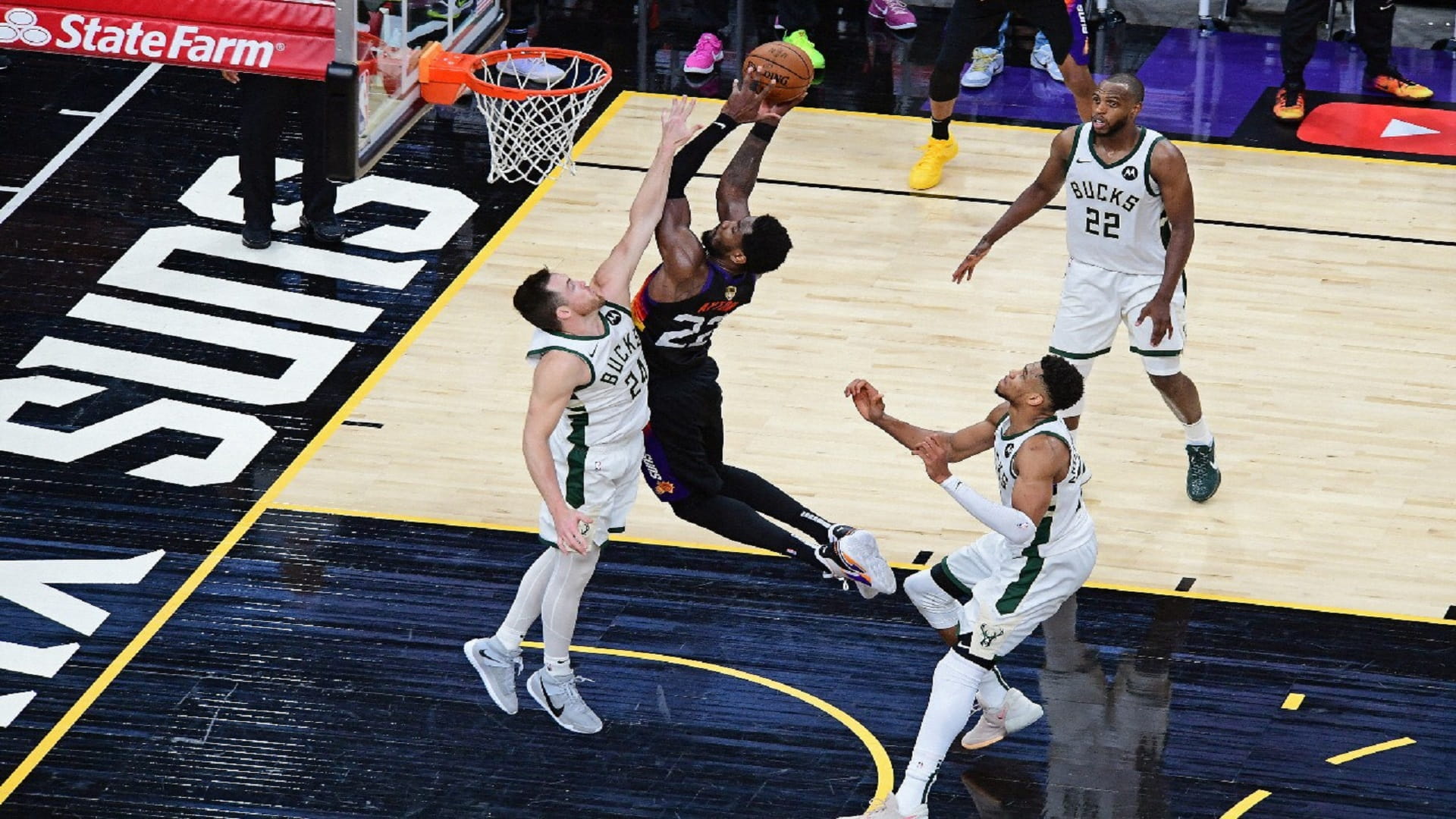 صورة بعنوان: فينيكس صنز يتقدم على ميلووكي في نهائي دوري كرة السلة الأميركي 