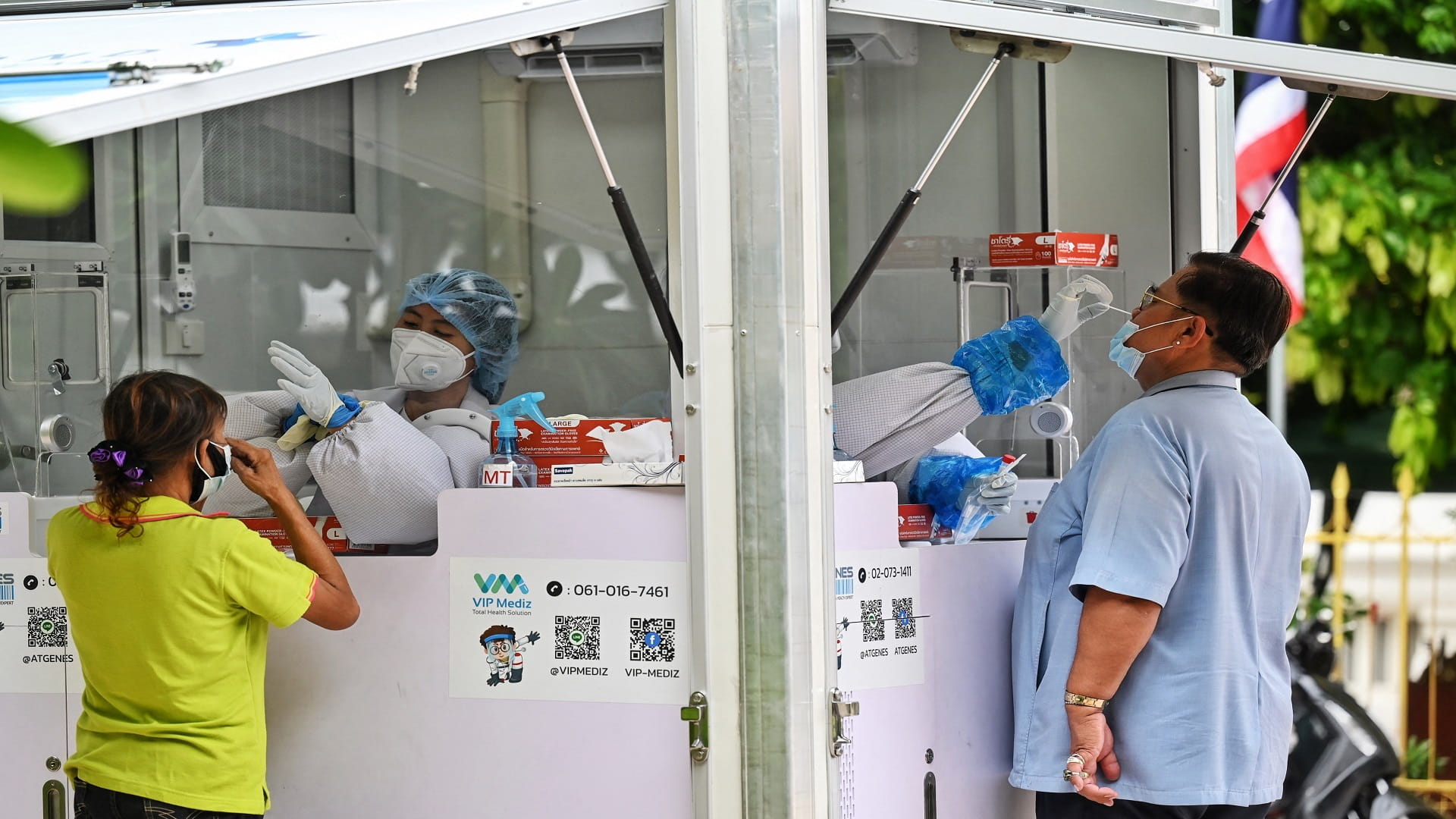 Image for the title: Thai authorities propose tighter curbs as COVID-19 deaths climb 