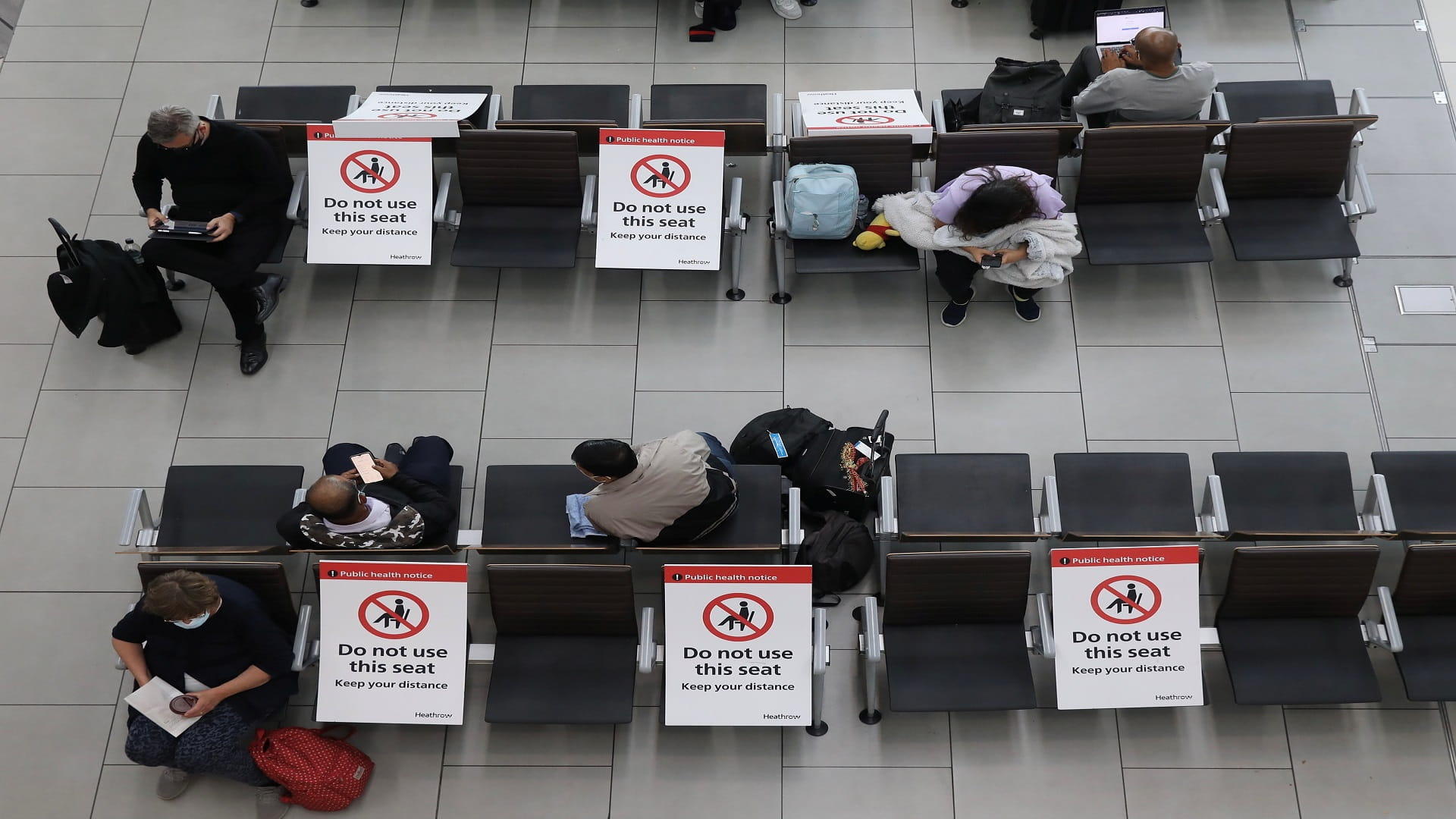 Image for the title: Britain to end quarantine for vaccinated travellers 
