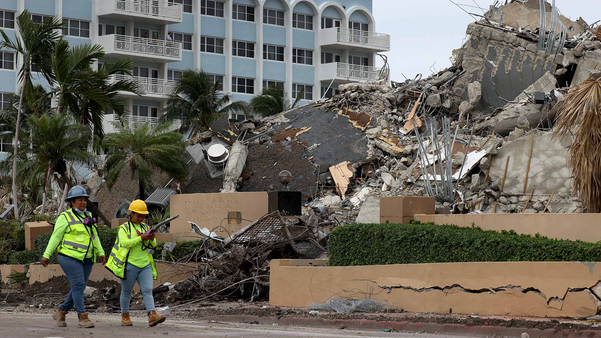 Image for the title: Florida ending search for survivors after building collapse 
