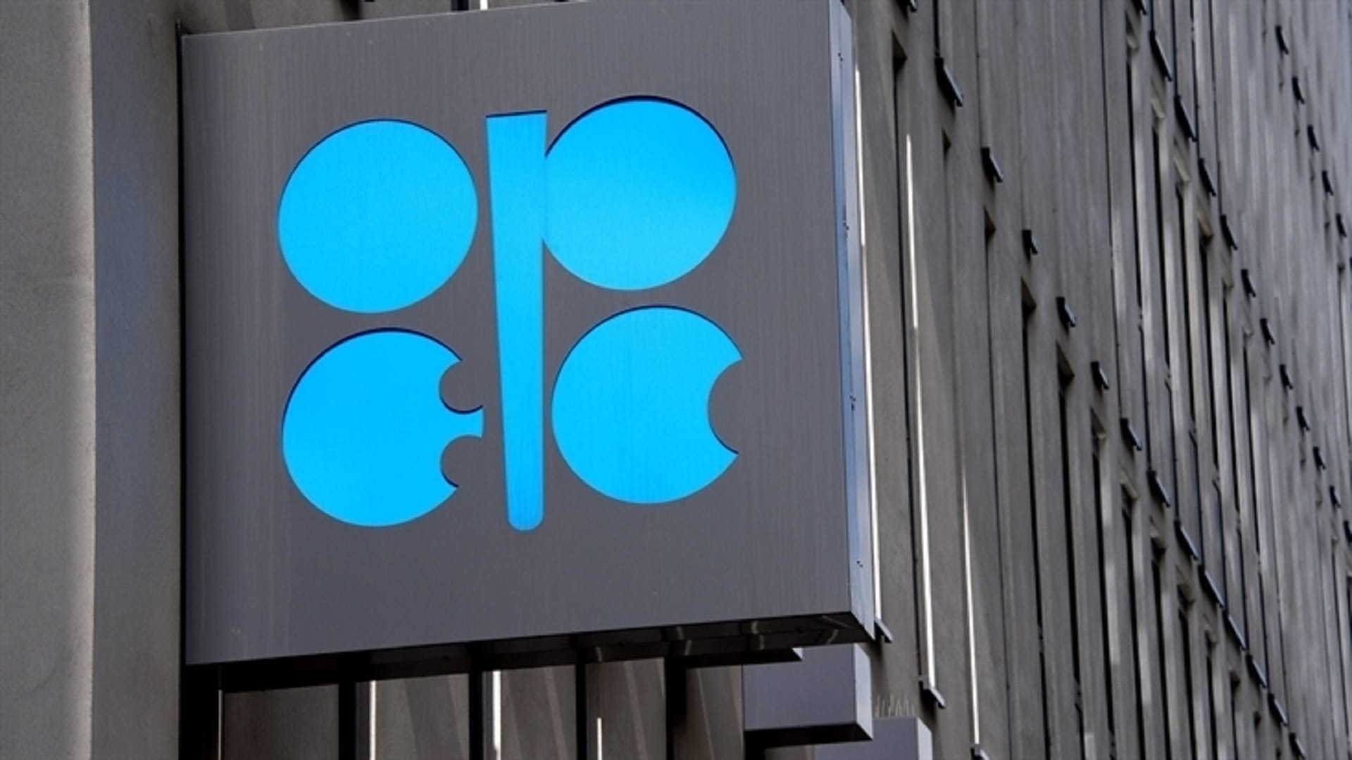 Image for the title: Oil prices extend losses as OPEC+ uncertainty lingers 