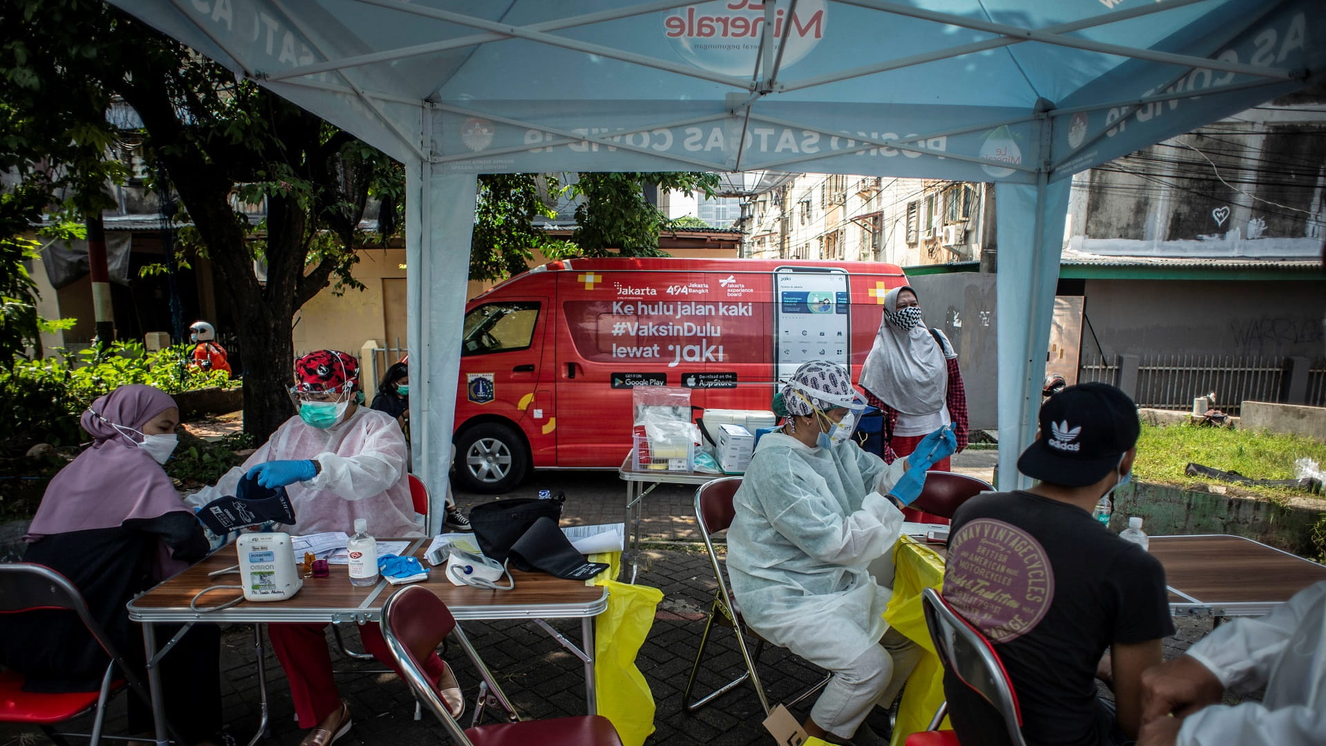 صورة بعنوان: الأطقم الطبية تجوب جاكرتا بشاحنات لقاحات لتسريع حملة التطعيم 
