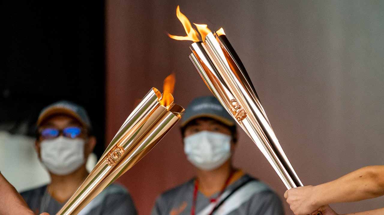 صورة بعنوان: شعلة أولمبياد طوكيو تصل العاصمة اليابانية من دون مواكبة جماهيرية 