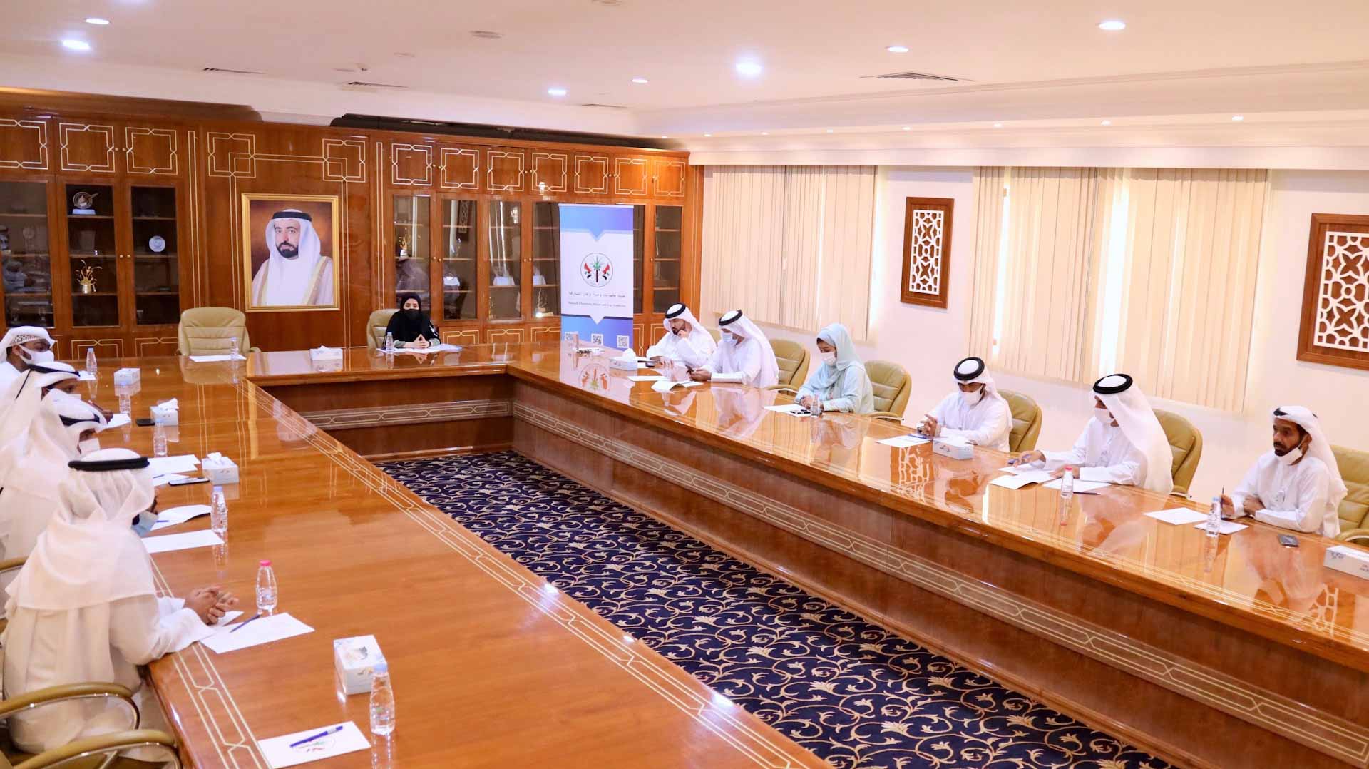 صورة بعنوان: كهرباء الشارقة تبحث مع "شؤون الضواحي" تعزيز التعاون 