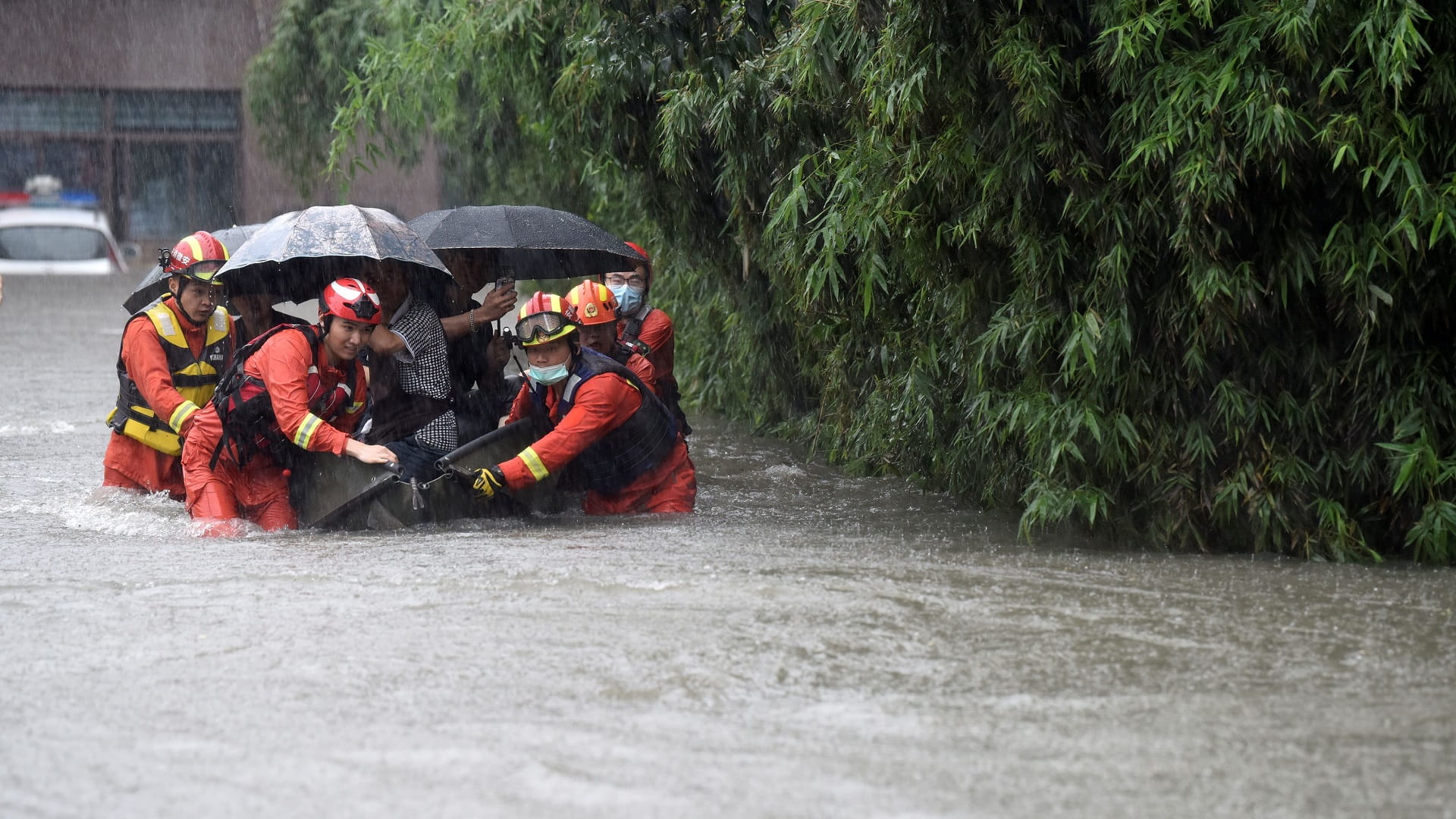 صورة بعنوان: إجلاء الآلاف بسبب الفيضانات في إقليم سيتشوان الصيني 