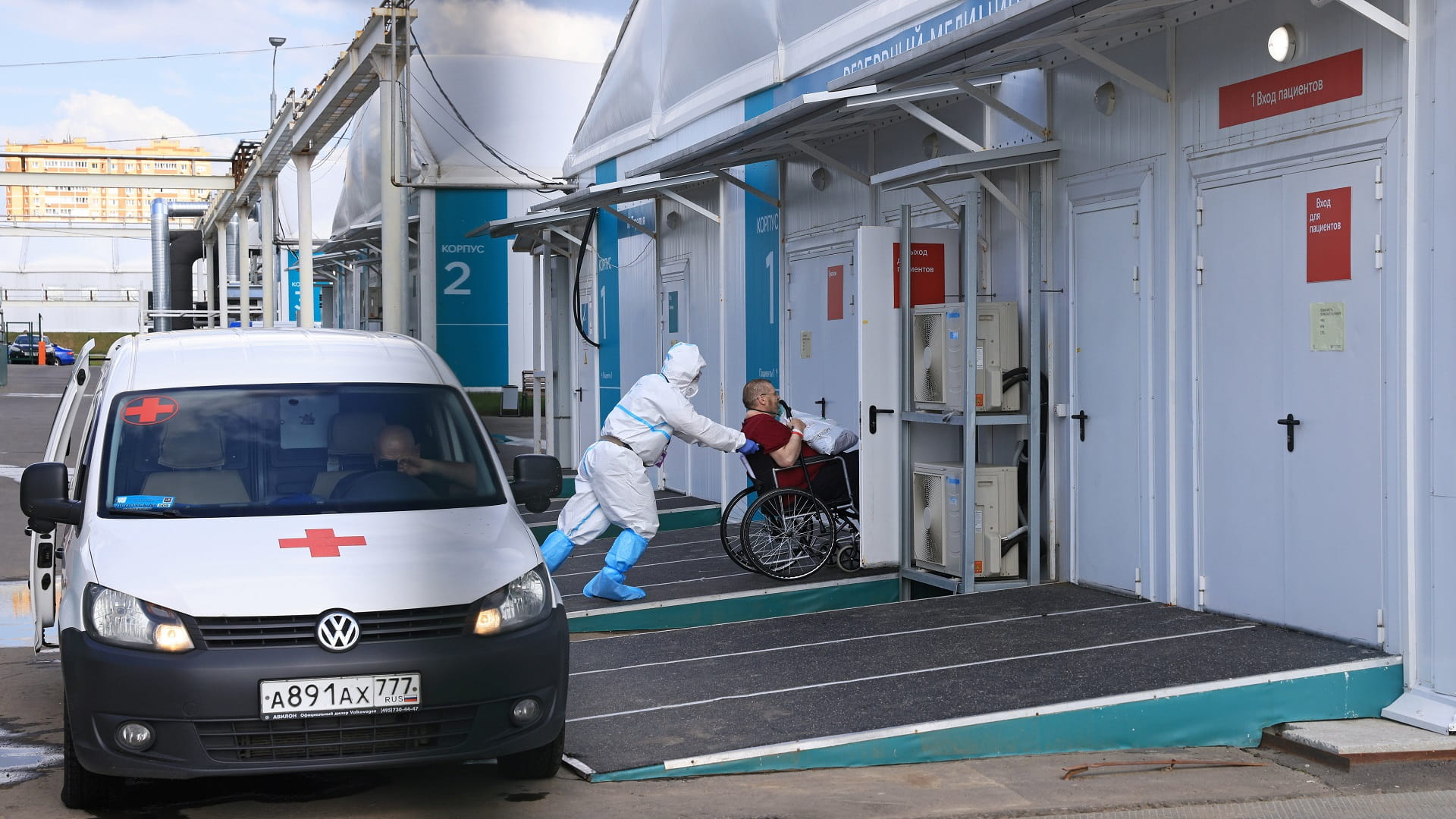 صورة بعنوان: روسيا تسجل 25033 إصابة و749 وفاة جديدة بكوفيد-19 