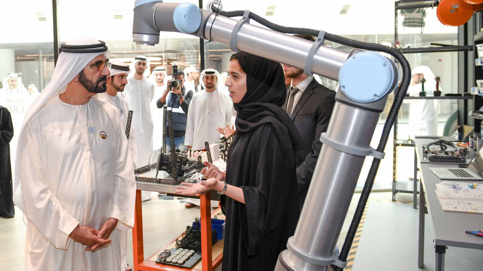 صورة بعنوان: محمد بن راشد يطلق أكبر برنامج وطني متكامل لتمكين مجتمع المبرمجين 