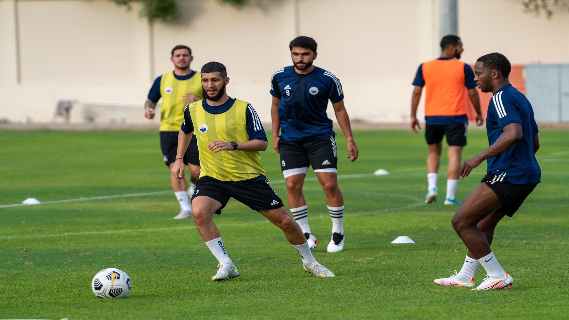 صورة بعنوان: الشارقة يواصل استعداداته للموسم الجديد وسط أجواء إيجابية 