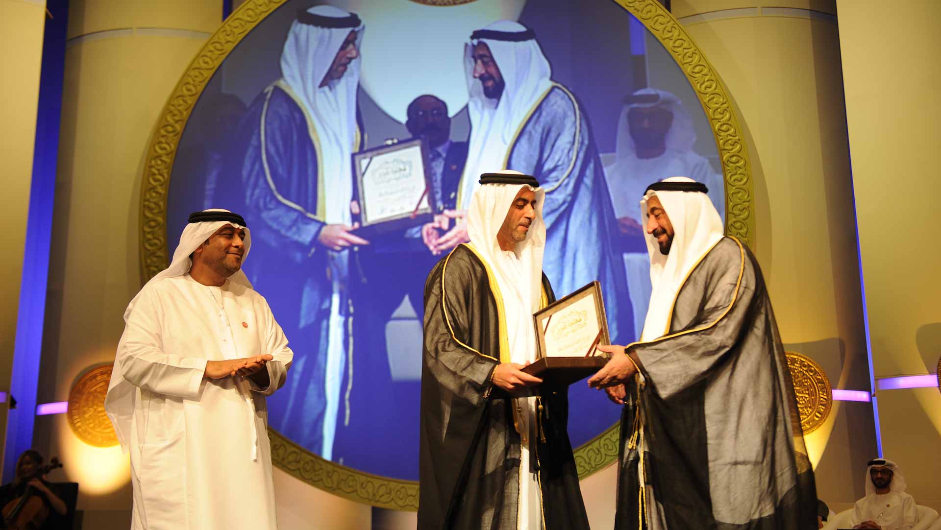 صورة بعنوان: جائزة الشيخ زايد للكتاب "قطعةً للشهر" بدارة الدكتور سلطان القاسمي 