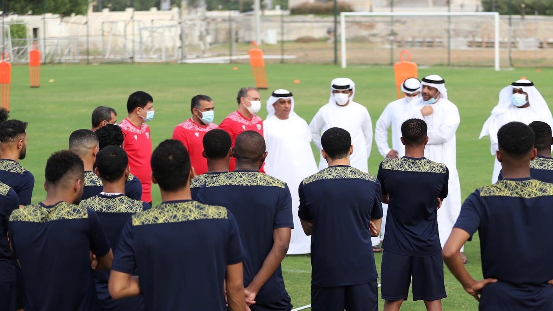 صورة بعنوان: الشارقة الرياضي يتابع استعدادات نادي خورفكان للموسم الكروي الجديد 