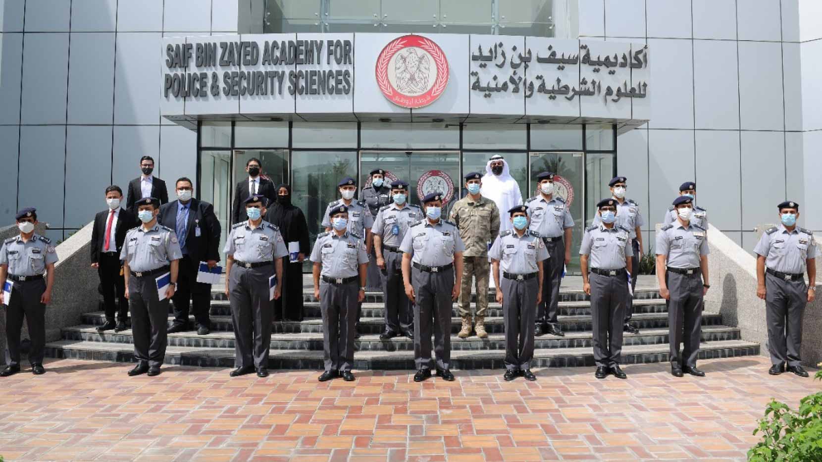 صورة بعنوان: 11 محاضراً بأكاديمية سيف بن زايد يحصلون على شهادة المقيم المعتمد 