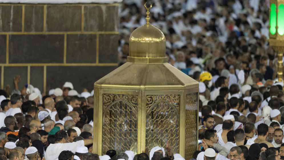 صورة بعنوان: مقام إبراهيم.. ياقوتة من الجنة انطلق من فوقه الأذان والنداء للحج 