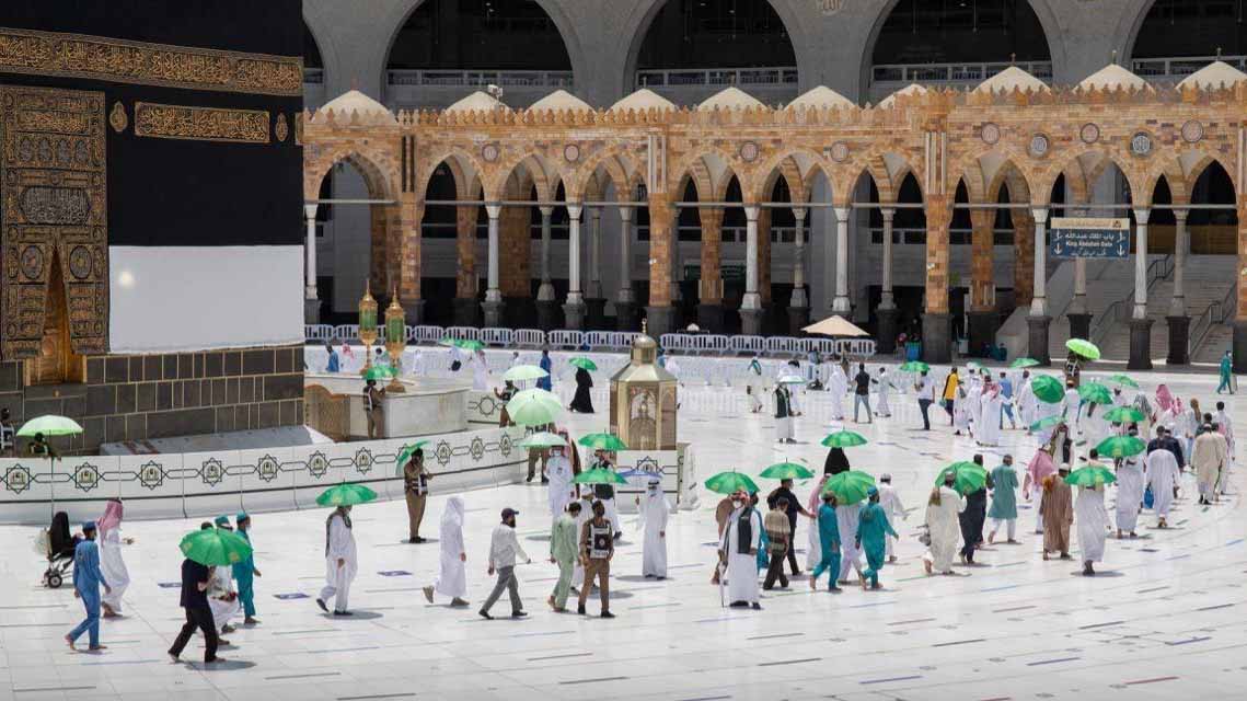 صورة بعنوان: شؤون الحرمين توزع 12 ألف مظلة على المصلين بالمسجد الحرام  