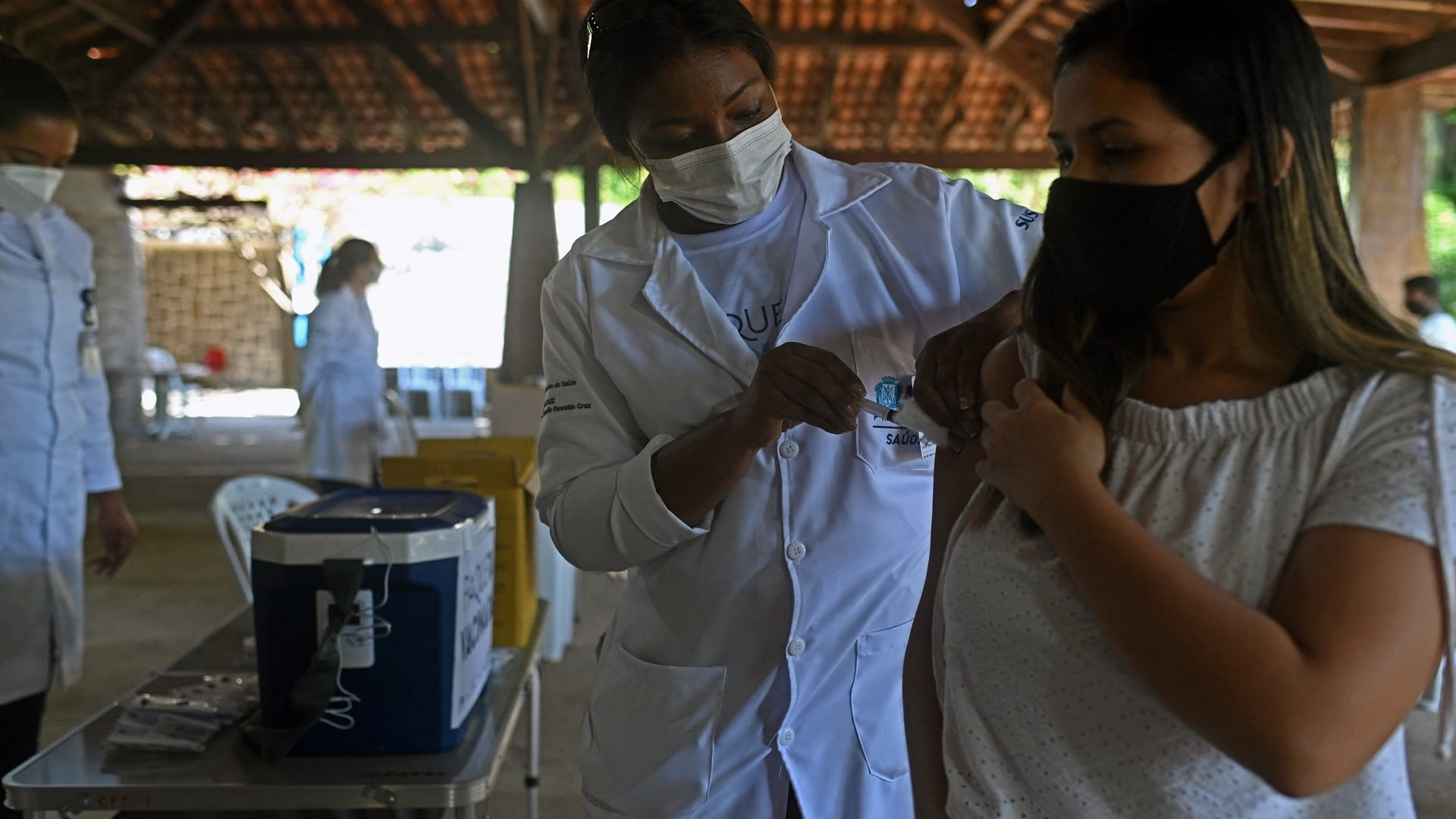 Image for the title: Brazil registers 1,456 COVID-19 deaths 