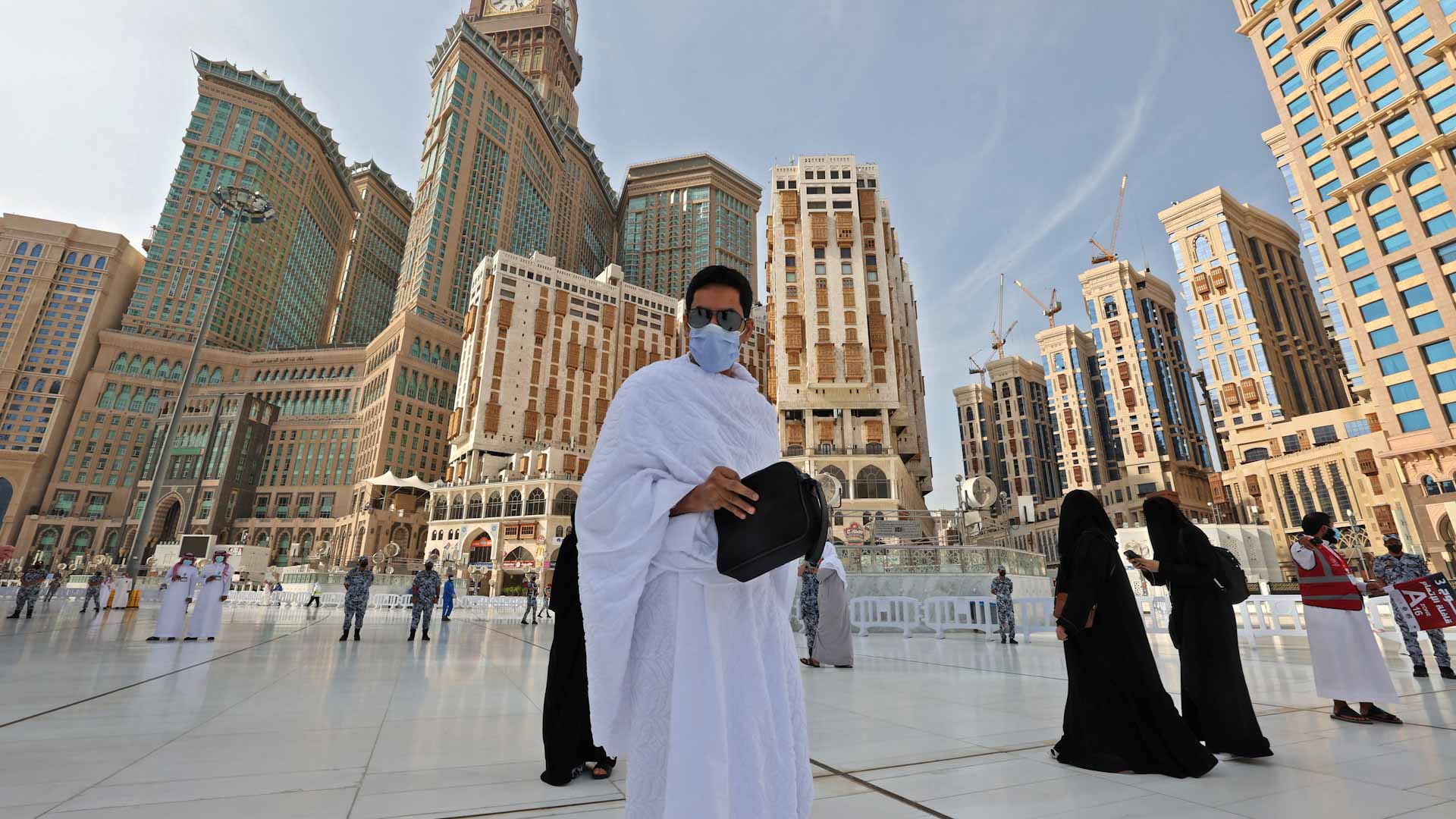 صورة بعنوان: روبوتات تعقّم جنبات المسجد الحرام وتوّزع مياه زمزم 