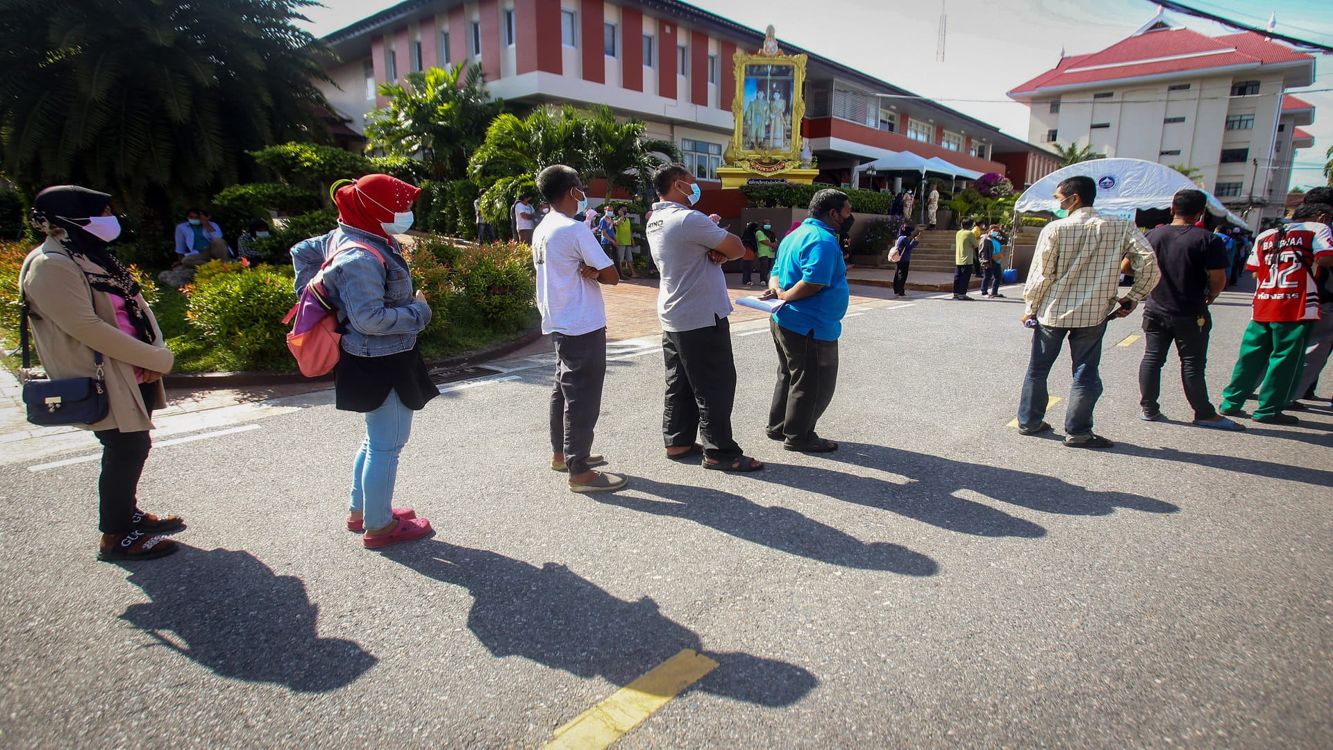 Image for the title: Thailand expands lockdown areas as COVID-19 cases surge 