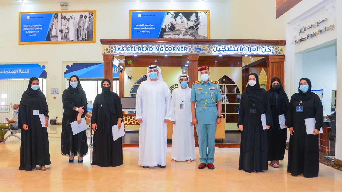 صورة بعنوان: شرطة الشارقة تكرم موظفي الواجهة الأمامية المتميزين بقرية تسجيل 