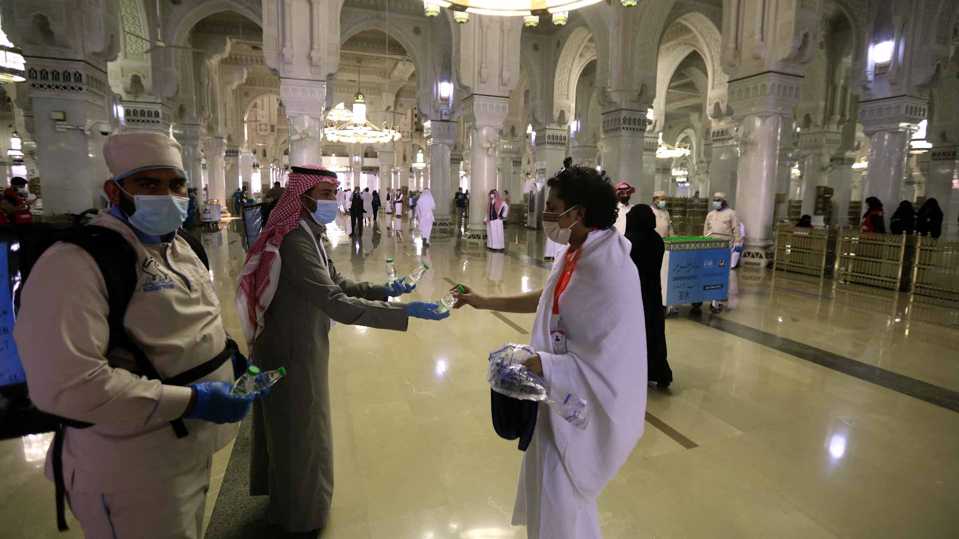 صورة بعنوان: أفواج الحجاج تتوافد إلى المسجد الحرام 