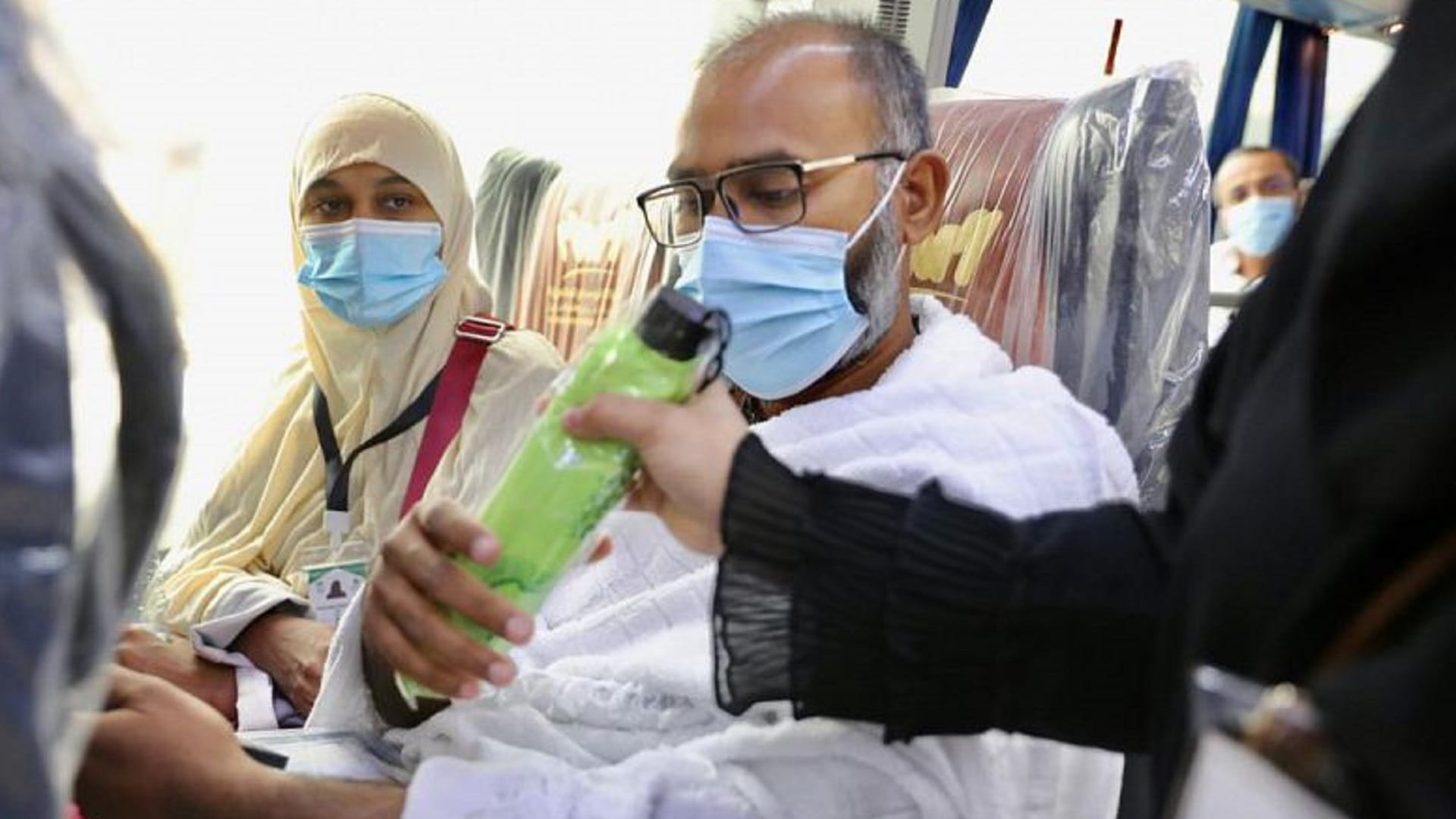 صورة بعنوان: توزيع أكثر من 30 ألف مظلة شمسية على حجاج بيت الله الحرام 