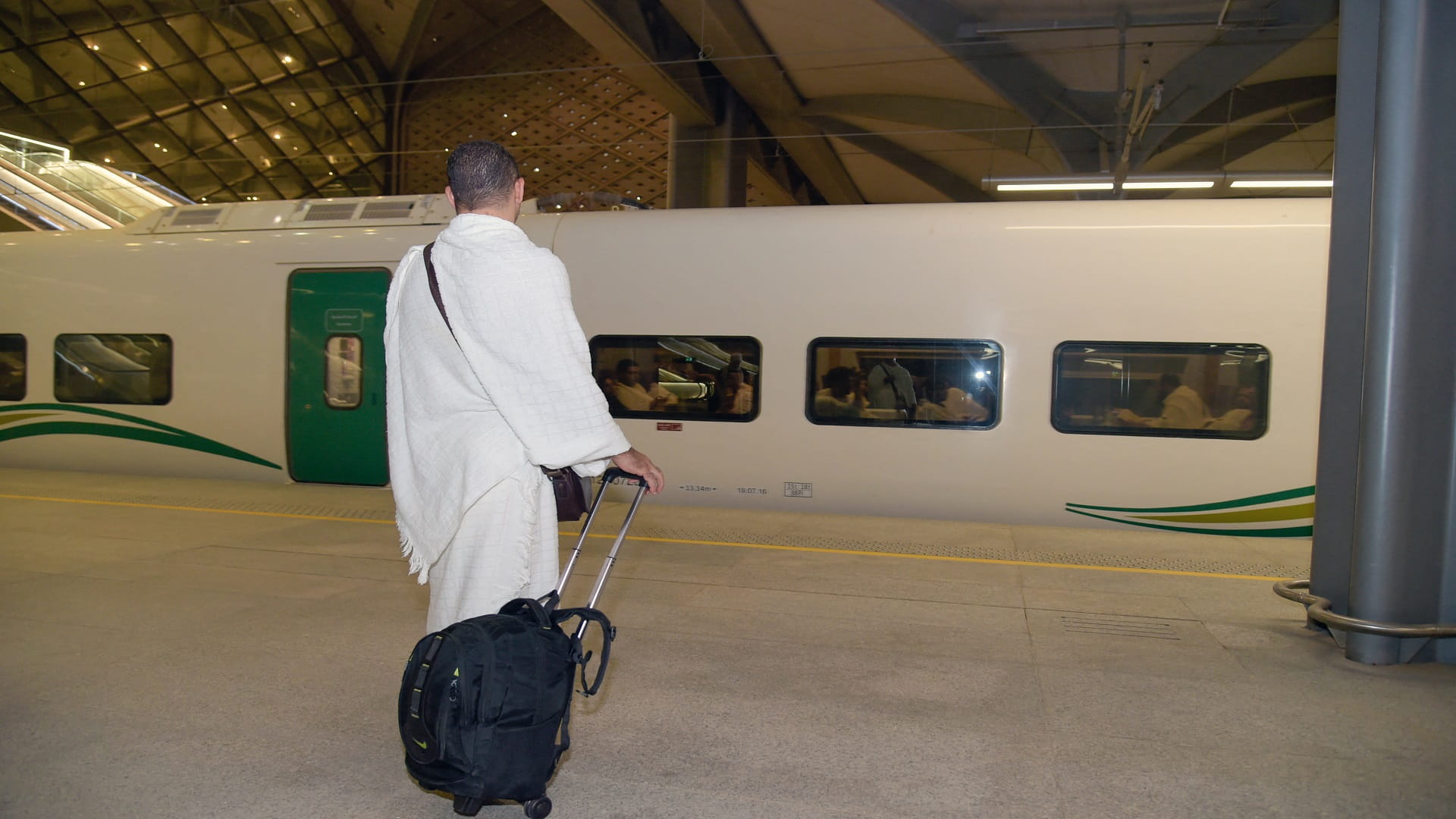 صورة بعنوان: حجاج المدنية المنورة عبر قطار الحرمين والحافلات متوجهون إلى مكة  