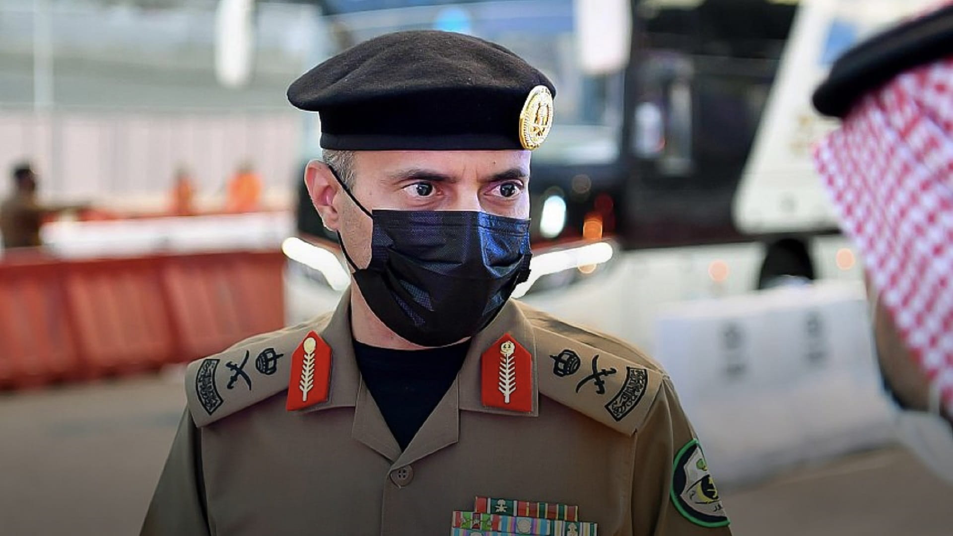 صورة بعنوان: قوة أمن الحج: خدمة الحجاج بالنقل الترددي تعمل بـ 2500 حافلة 