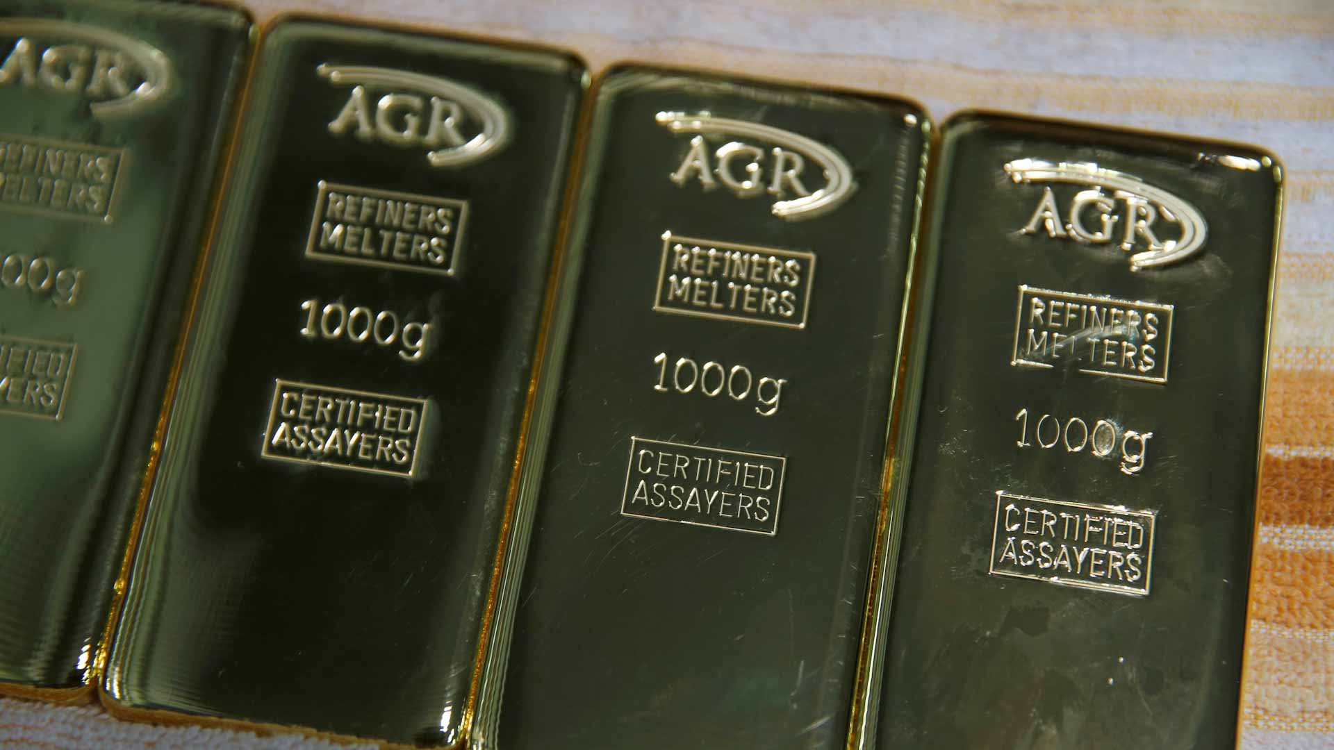 صورة بعنوان: الذهب يفقد بريقه عند قاع أسبوع تقريباً ومخاوف من انتشار "دلتا" 