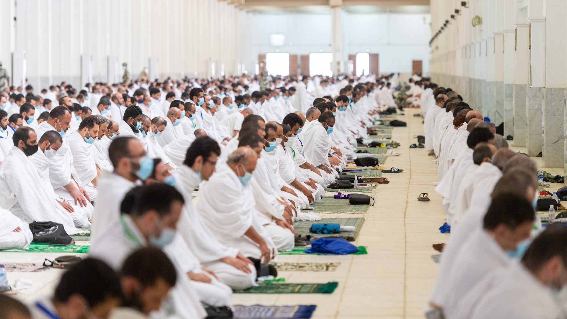 صورة بعنوان: ضيوف الرحمن يُؤدون صلاتي الظهر والعصر في مسجد نمرة 