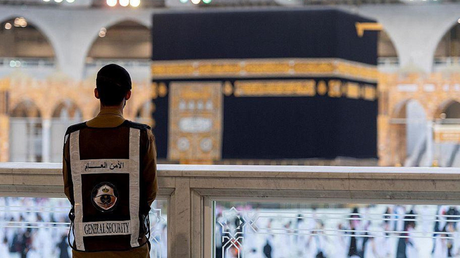 Image for the title: Pilgrims perform Tawaf amid precautionary measures 