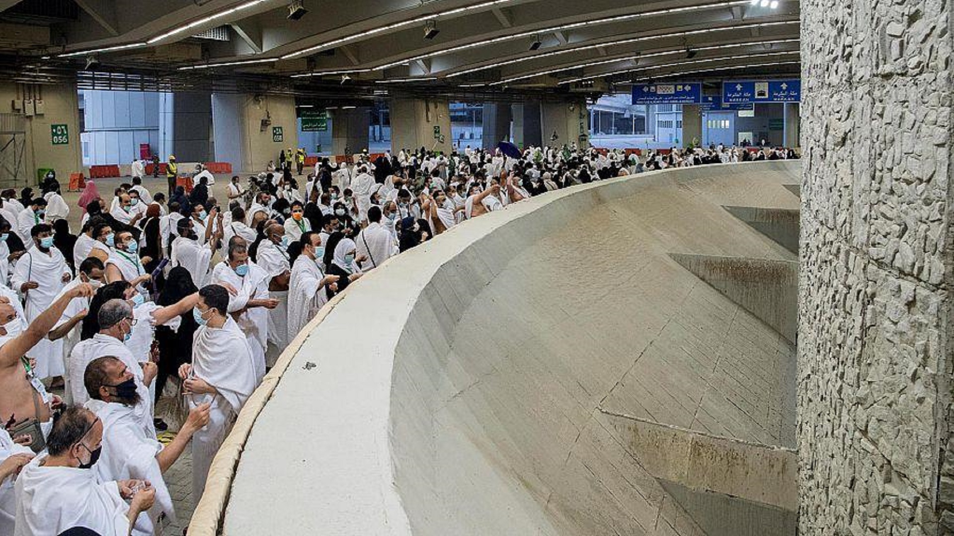Image for the title: Pilgrims throw pebbles at 'Jamrat Al Aqabah'  