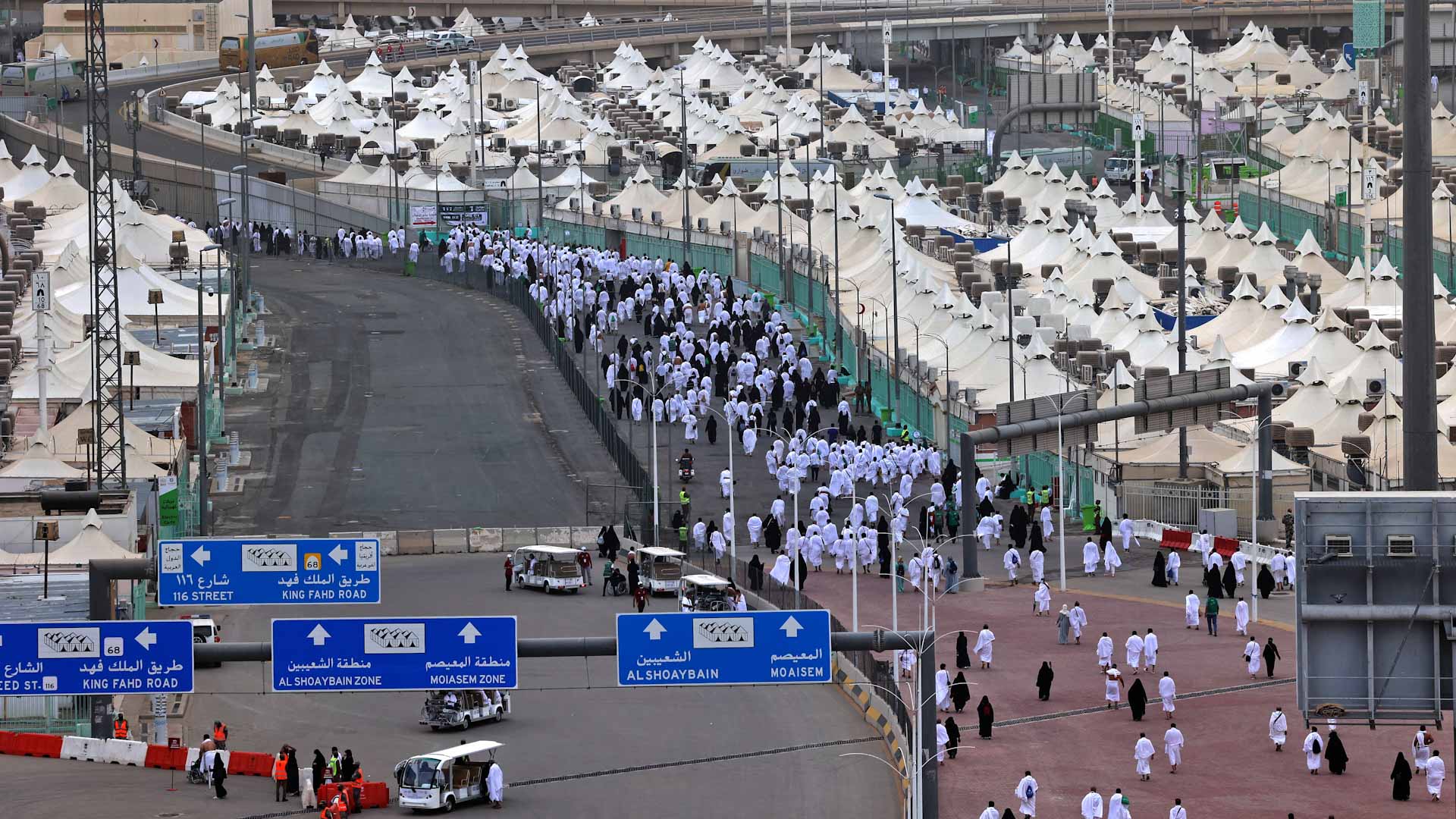 صورة بعنوان: حجاج بيت الله الحرام يؤدون كافة أعمال يوم النحر 