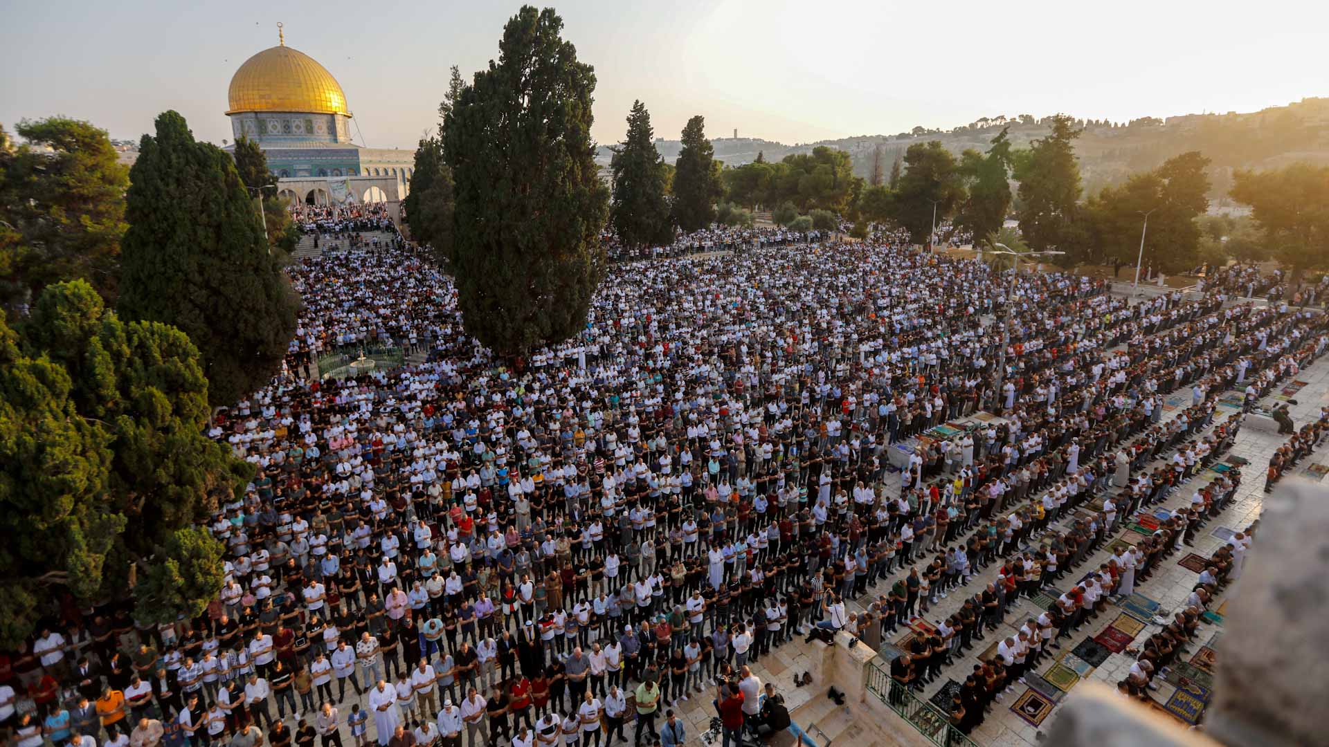 صورة بعنوان: أكثر من 100 ألف يؤدون صلاة عيد الأضحى في الأقصى 