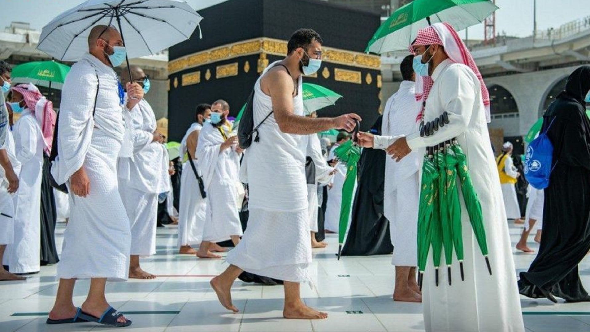 صورة بعنوان: توزيع 60 ألف مظلة على ضيوف الرحمن في المسجد الحرام 