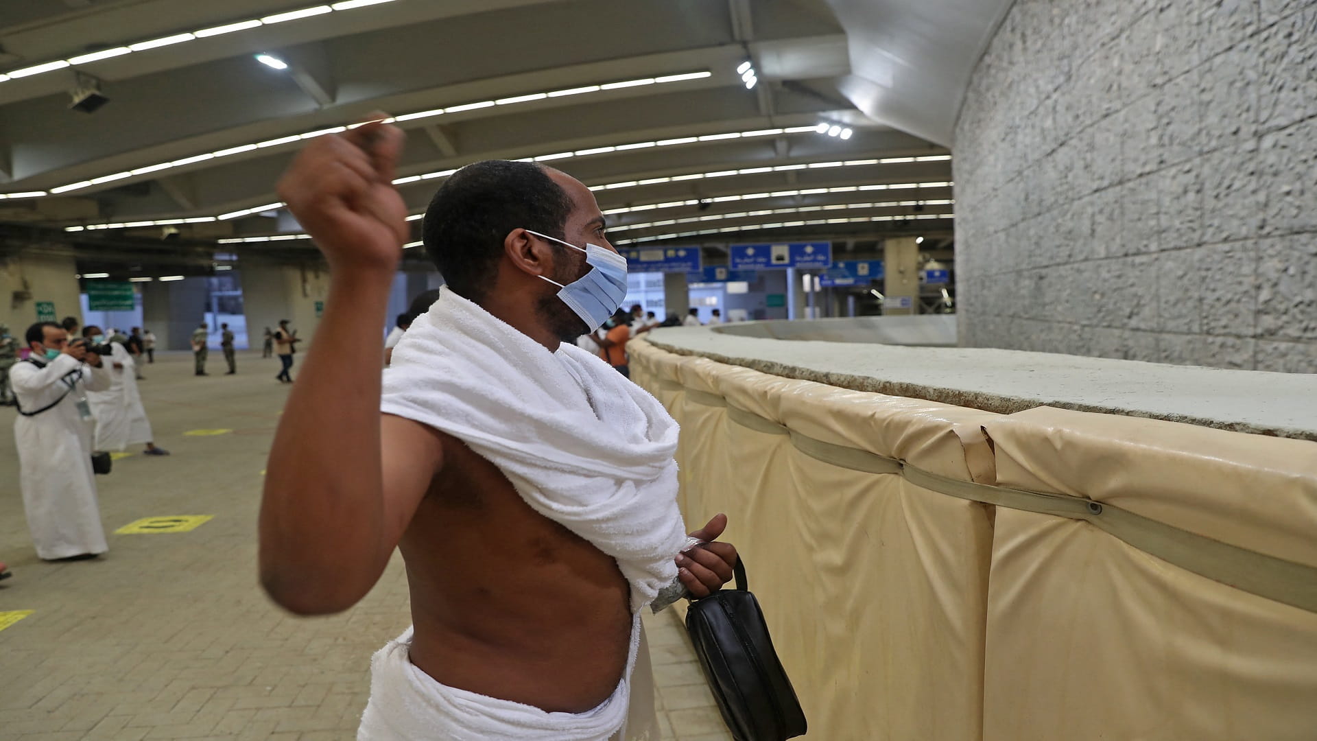 صورة بعنوان: حجاج بيت الله يرمون جمرة العقبة الكبرى في أول أيام عيد الأضحى 