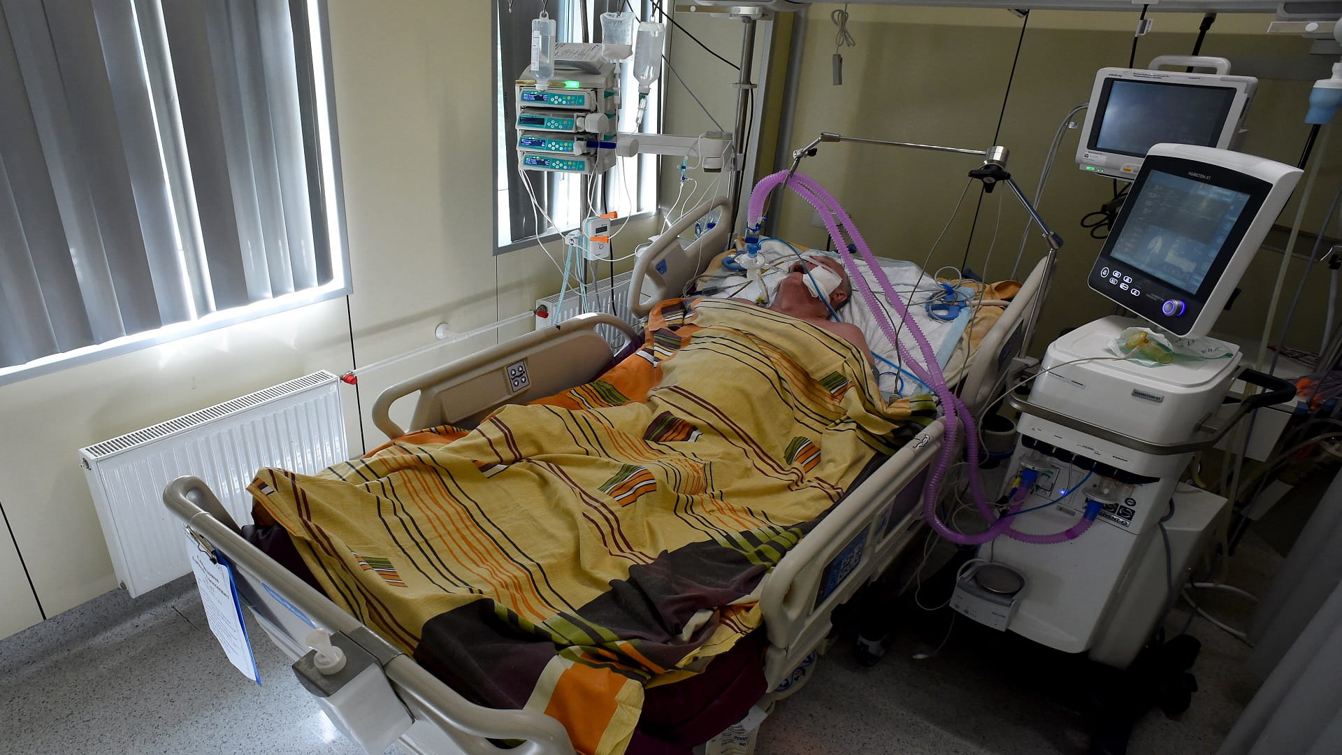 Image for the title: Russia sees 23,704 new COVID-19 cases, 783 fatalities 